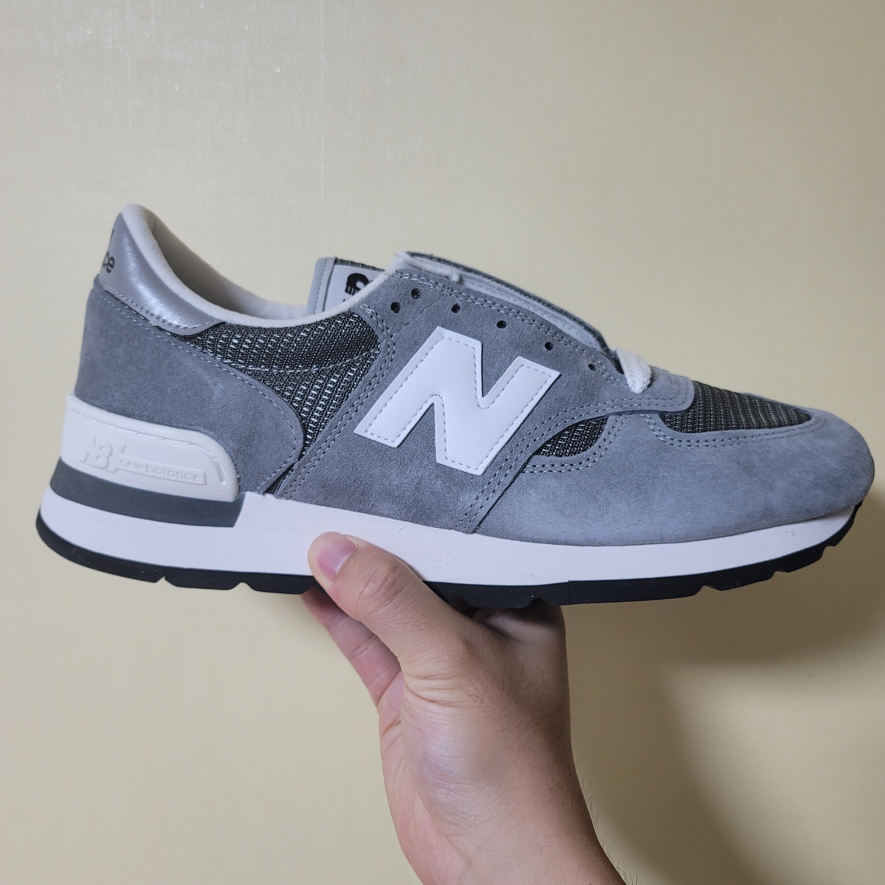 New Balance 990v1 Made in USA Grey White 착용 스타일 - 3