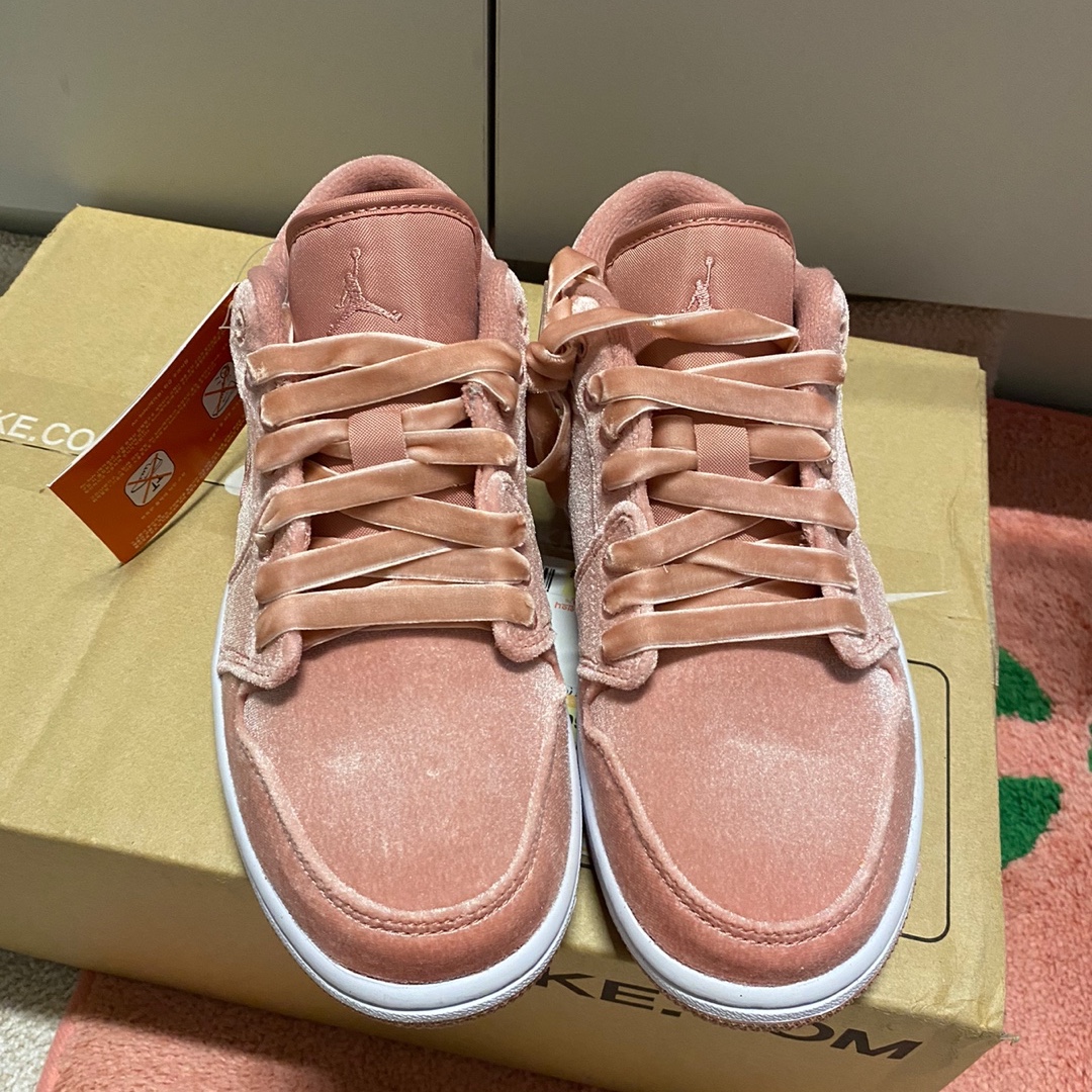 (W) Jordan 1 Low SE Pink Velvet 착용 스타일 - 1