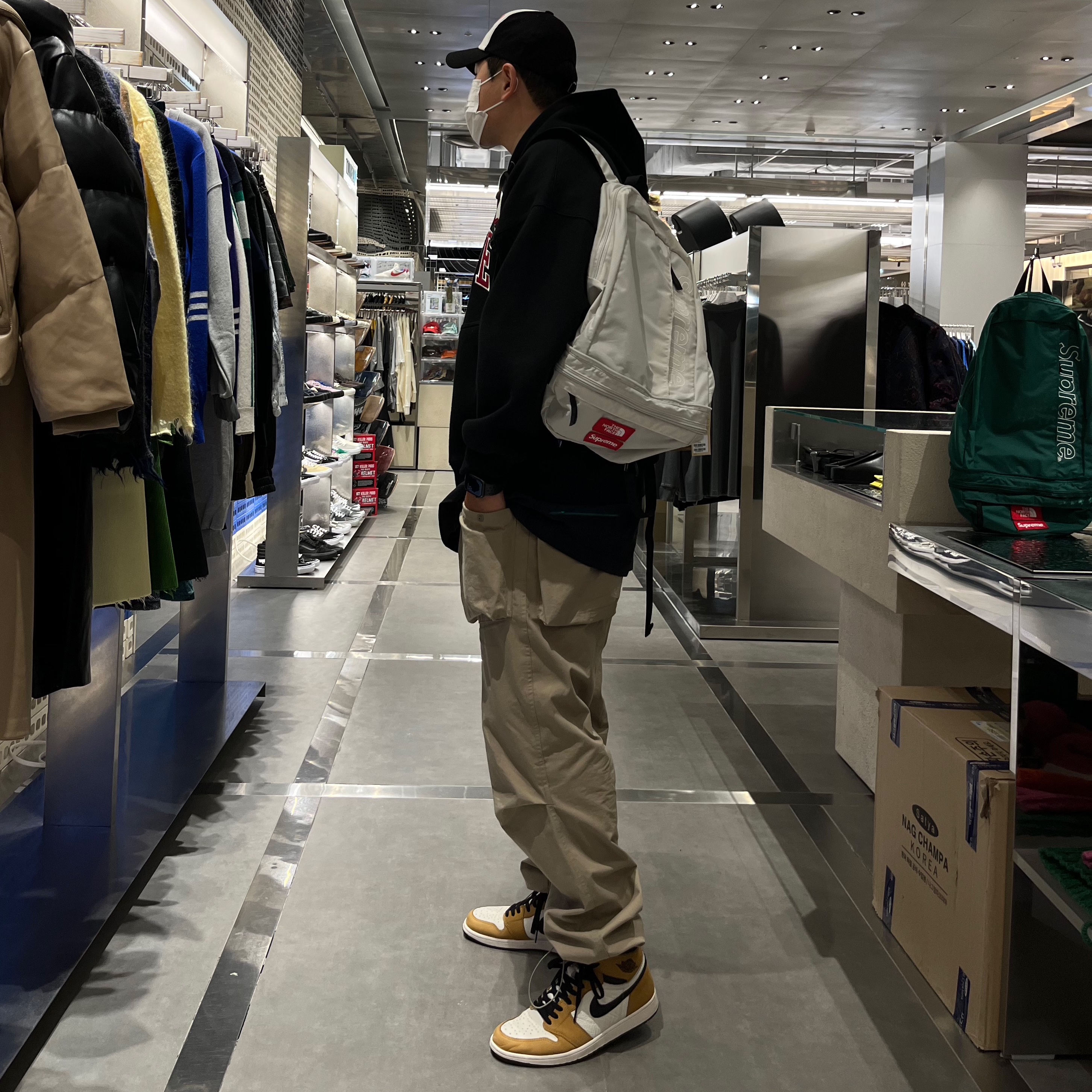Jordan 1 Retro High Rookie of the Year, Supreme x The North Face Trekking Convertible Backpack + Waist Bag Stone - 22SS 착용 스타일 - 1