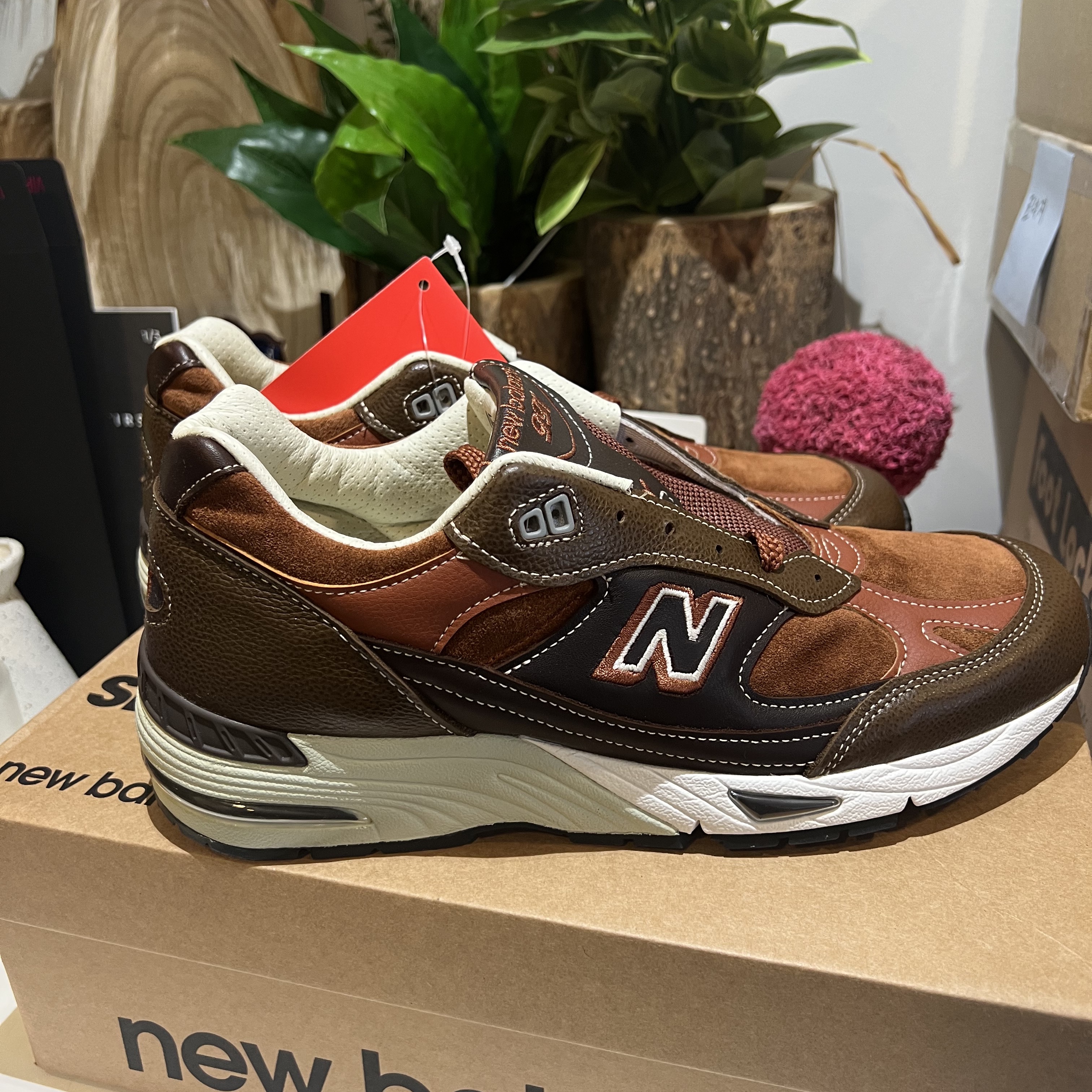 New Balance 991 Made in UK Brown Dark Brown 착용 스타일 - 1
