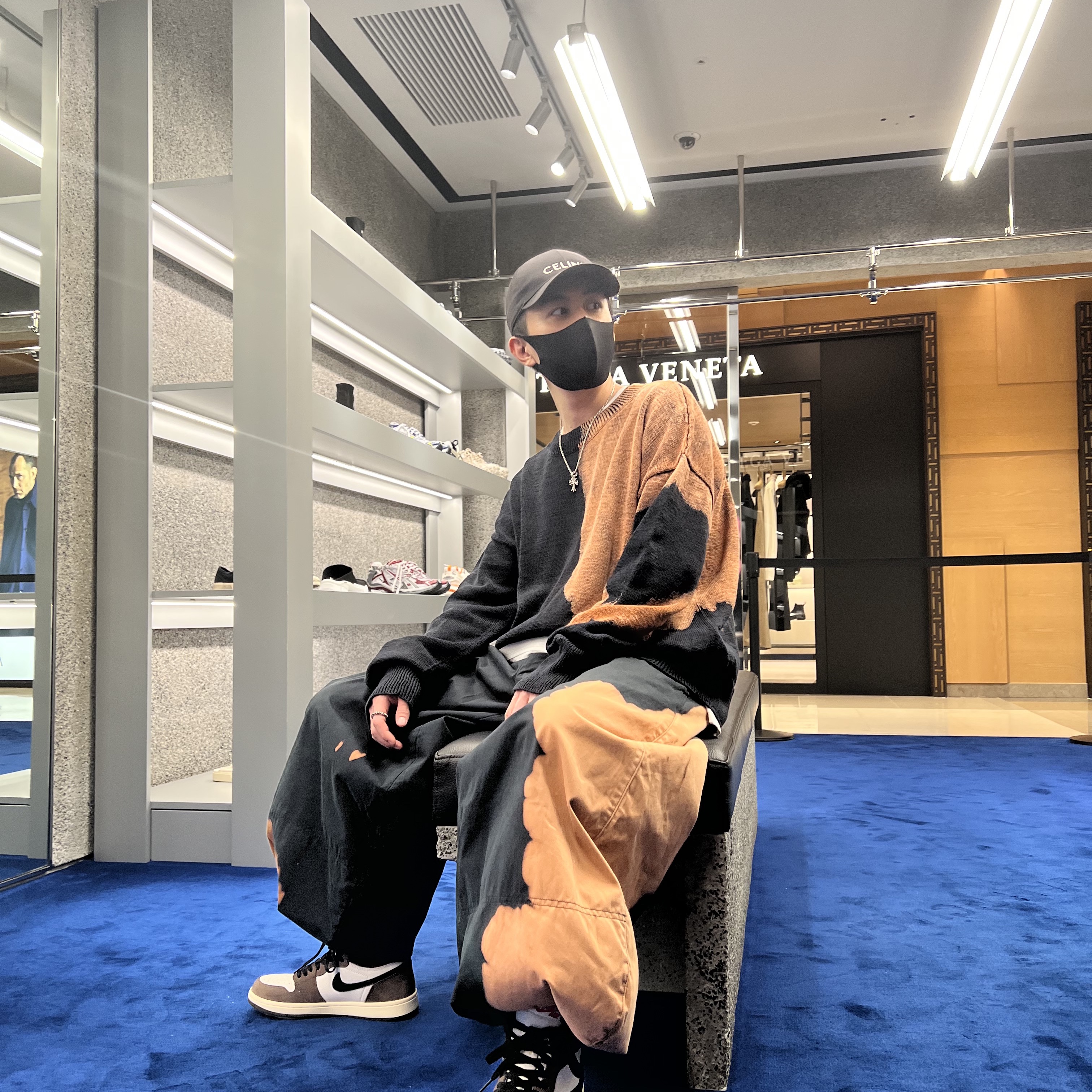 Celine Baseball Cap in Cotton Black, Jordan 1 x Travis Scott Retro High OG SP Mocha 착용 스타일 - 2