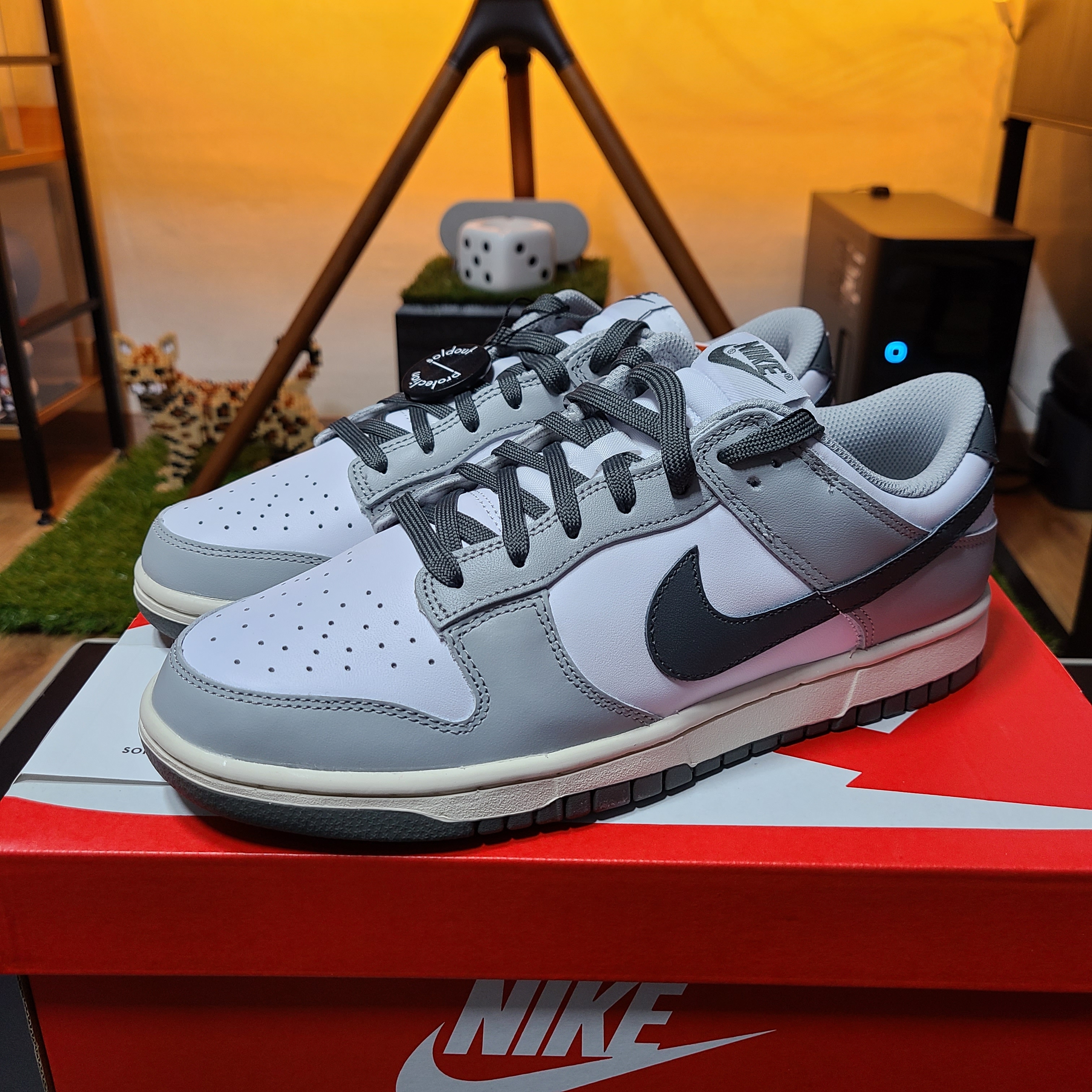 (W) Nike Dunk Low Light Smoke Grey 착용 스타일 - 1
