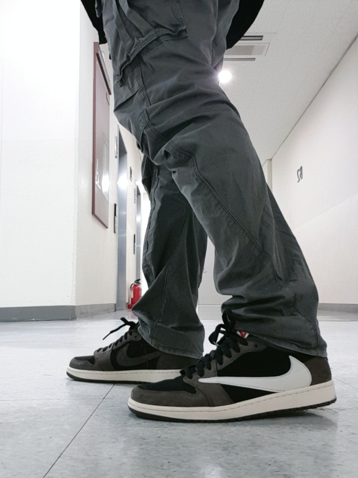 Jordan 1 x Travis Scott Retro Low OG SP Mocha 착용 스타일 - 1