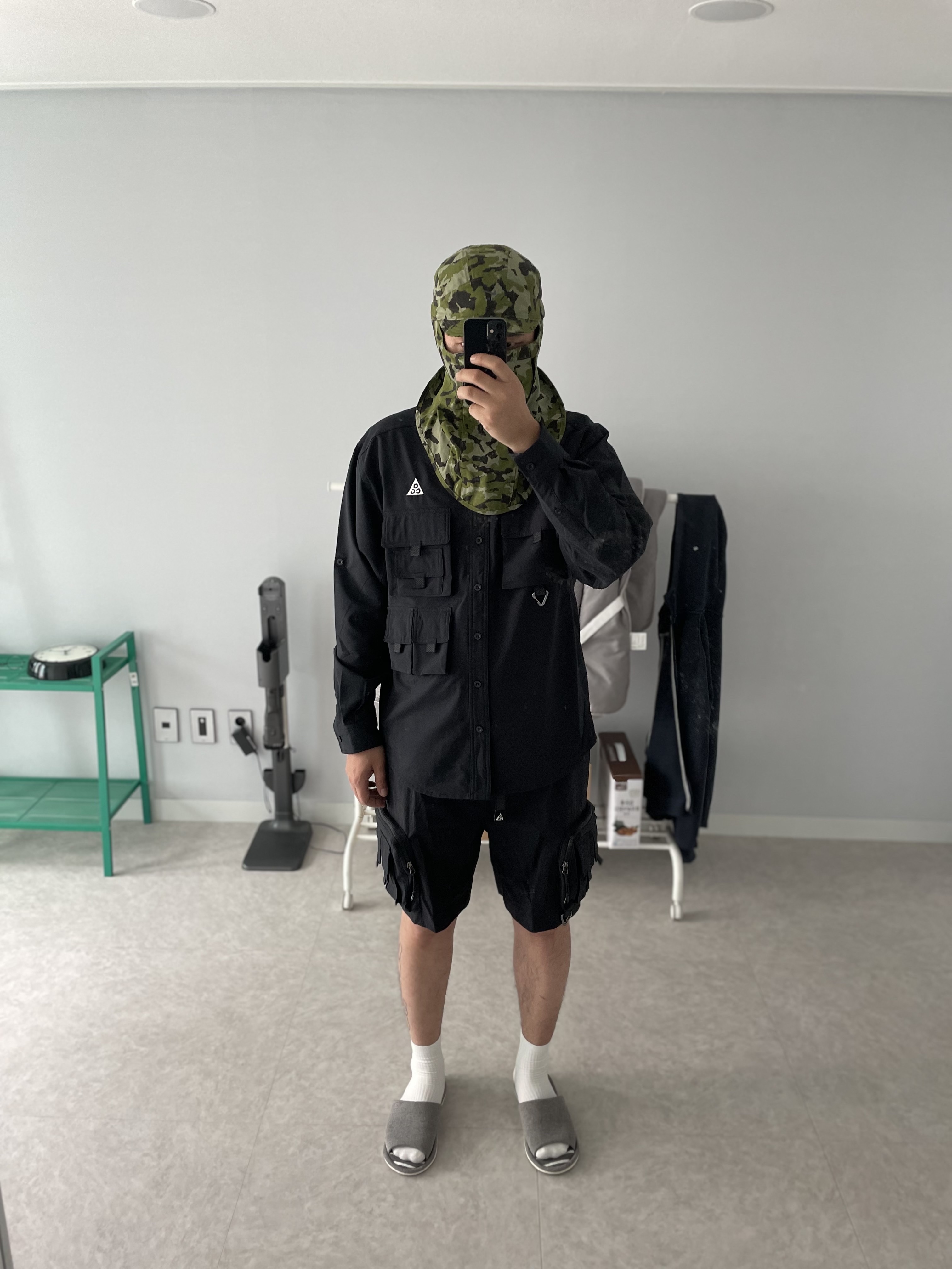 Nike ACG Devastation Trail Work Shirt Black - Asia, Nike ACG Cargo Shorts Black - Asia 착용 스타일