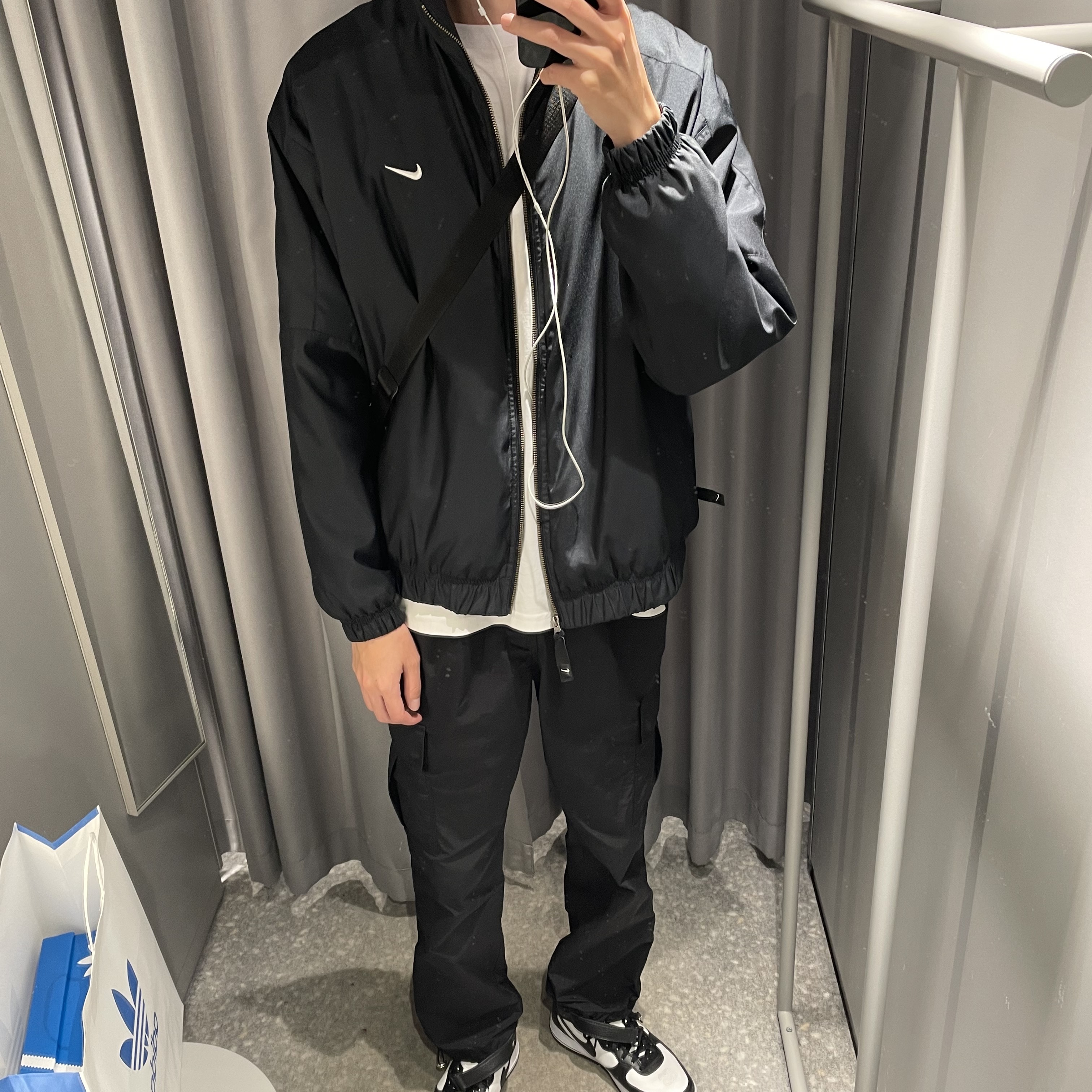 Nike NRG Solo Swoosh Satin Bomber Jacket Black Doll - Asia, Nike x Stussy Air Force 1 '07 Mid SP Black and Light Bone 착용 스타일