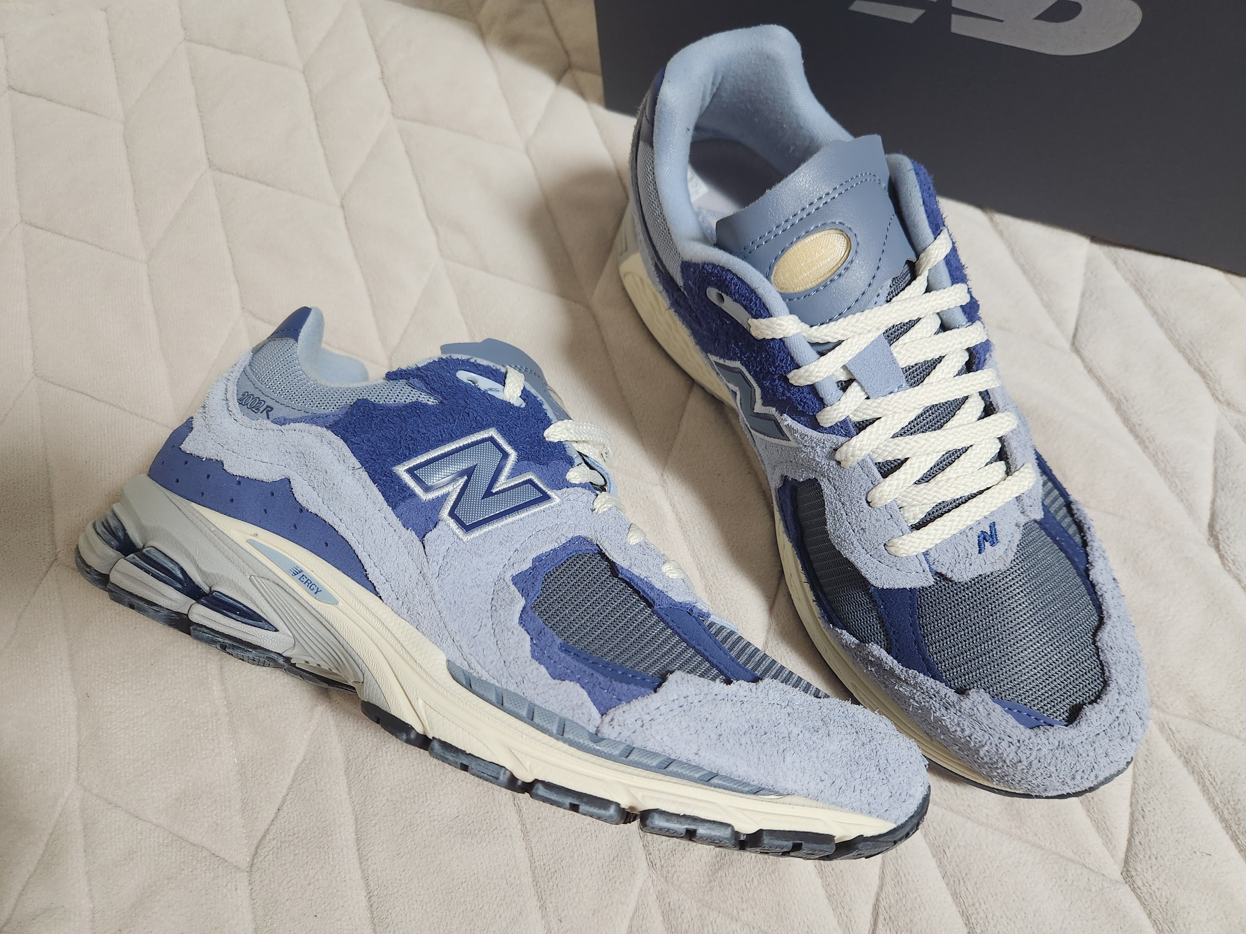 New Balance 2002R Protection Pack Purple 착용 스타일 - 4