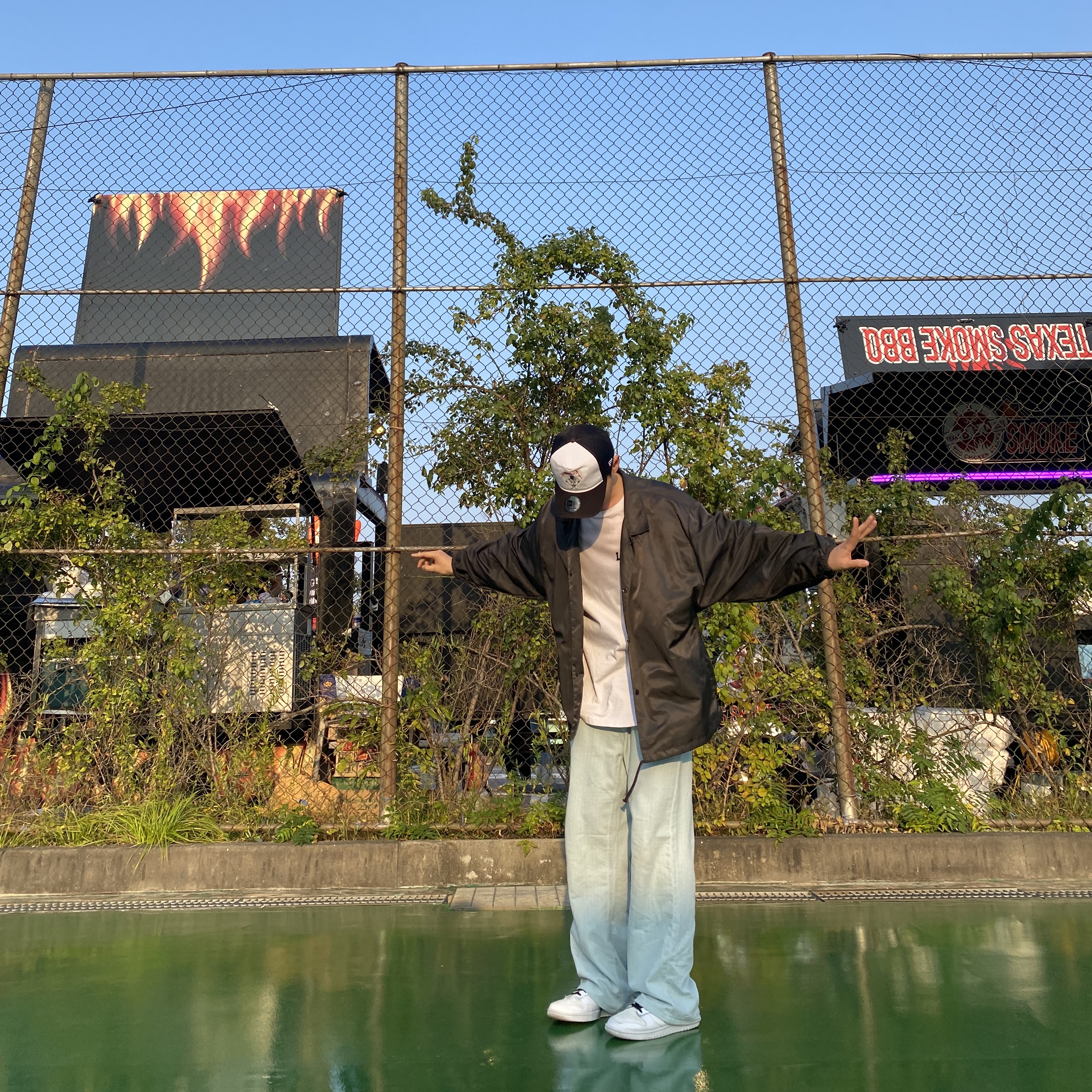 Essentials Coaches Jacket Iron - 22SS 착용 스타일 - 1