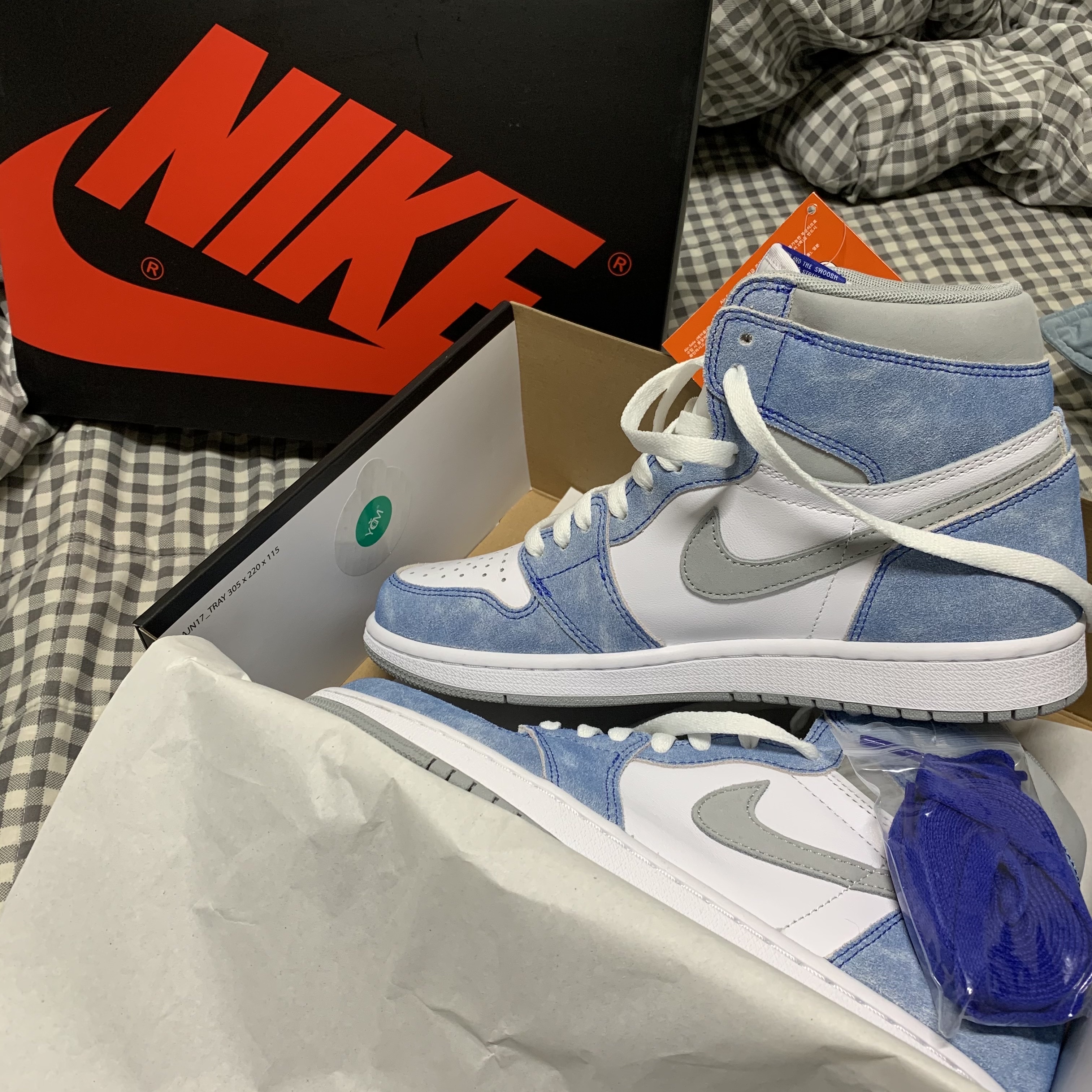 Jordan 1 Retro High OG Hyper Royal 착용 스타일
