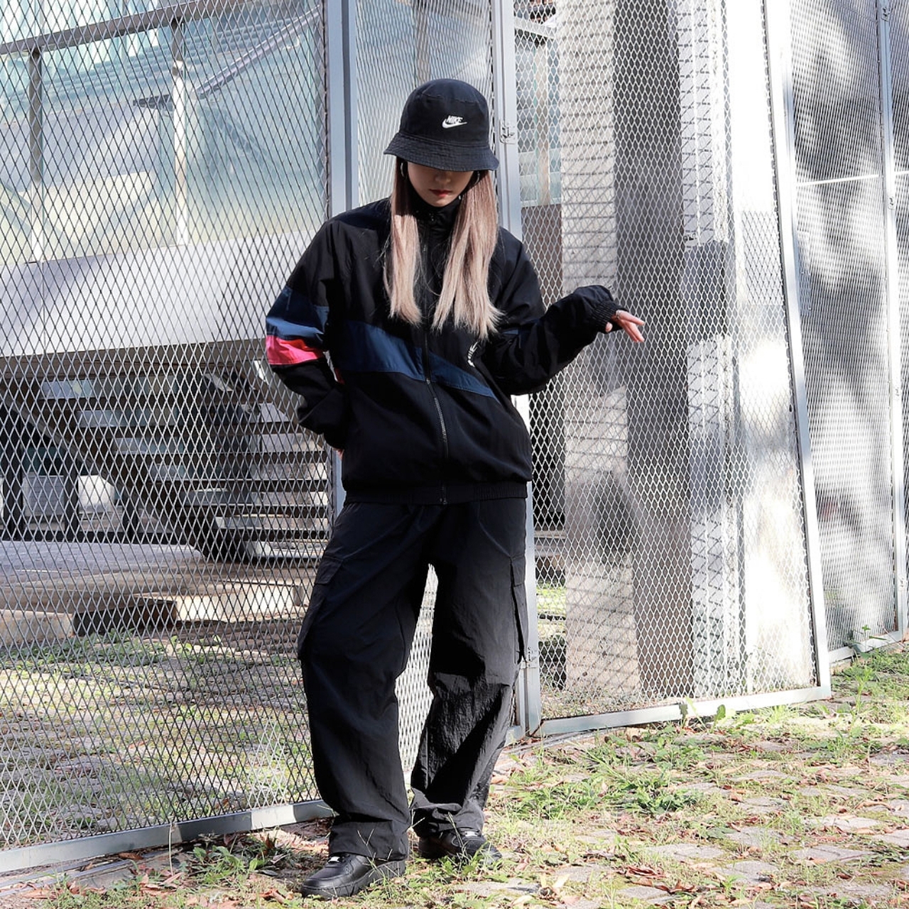 (W) Nike Air Force 1 '07 Low Triple Black, Nike Futura Washed Bucket Hat Black 착용 스타일 - 2