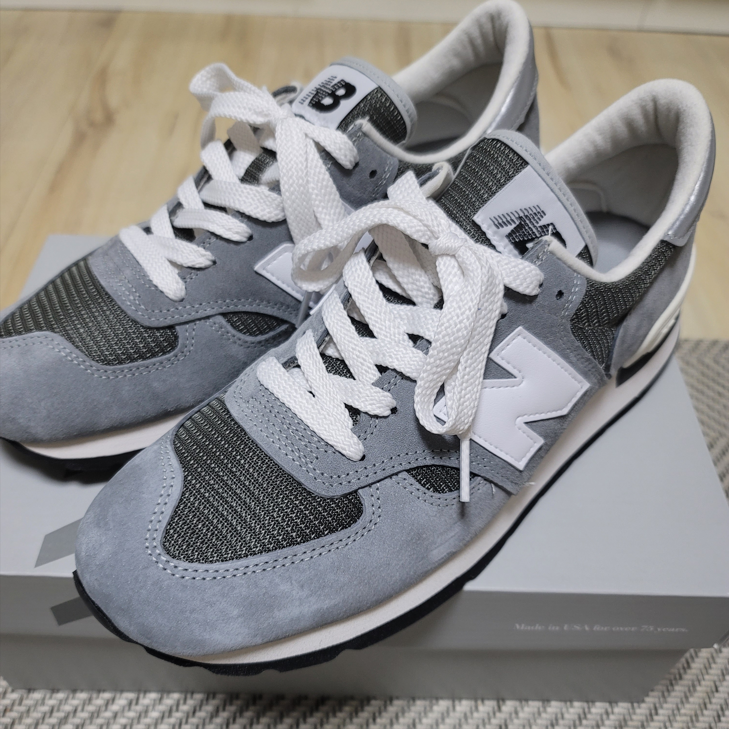 New Balance 990v1 Made in USA Grey White 착용 스타일 - 1