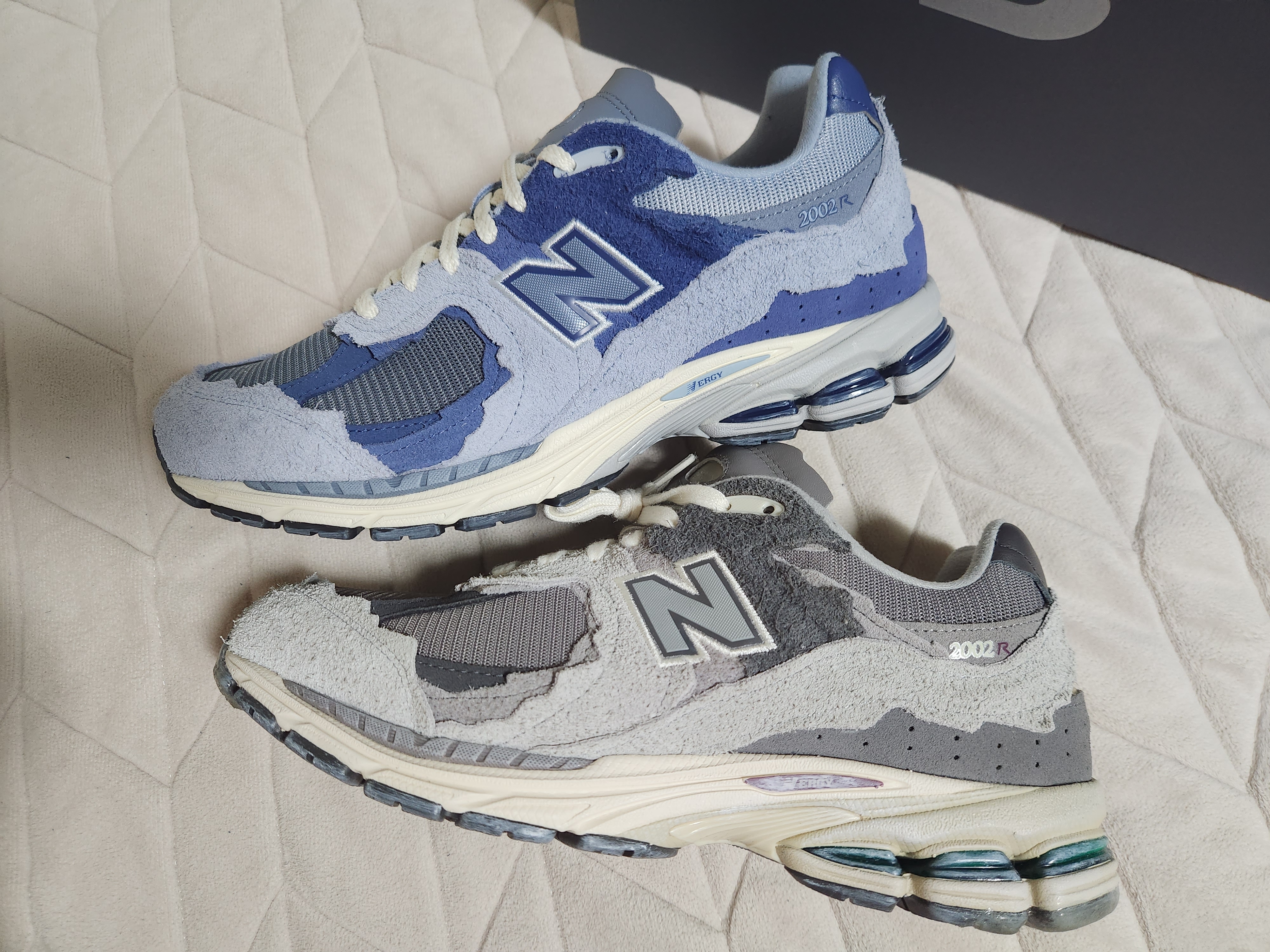 New Balance 2002R Protection Pack Purple 착용 스타일 - 5