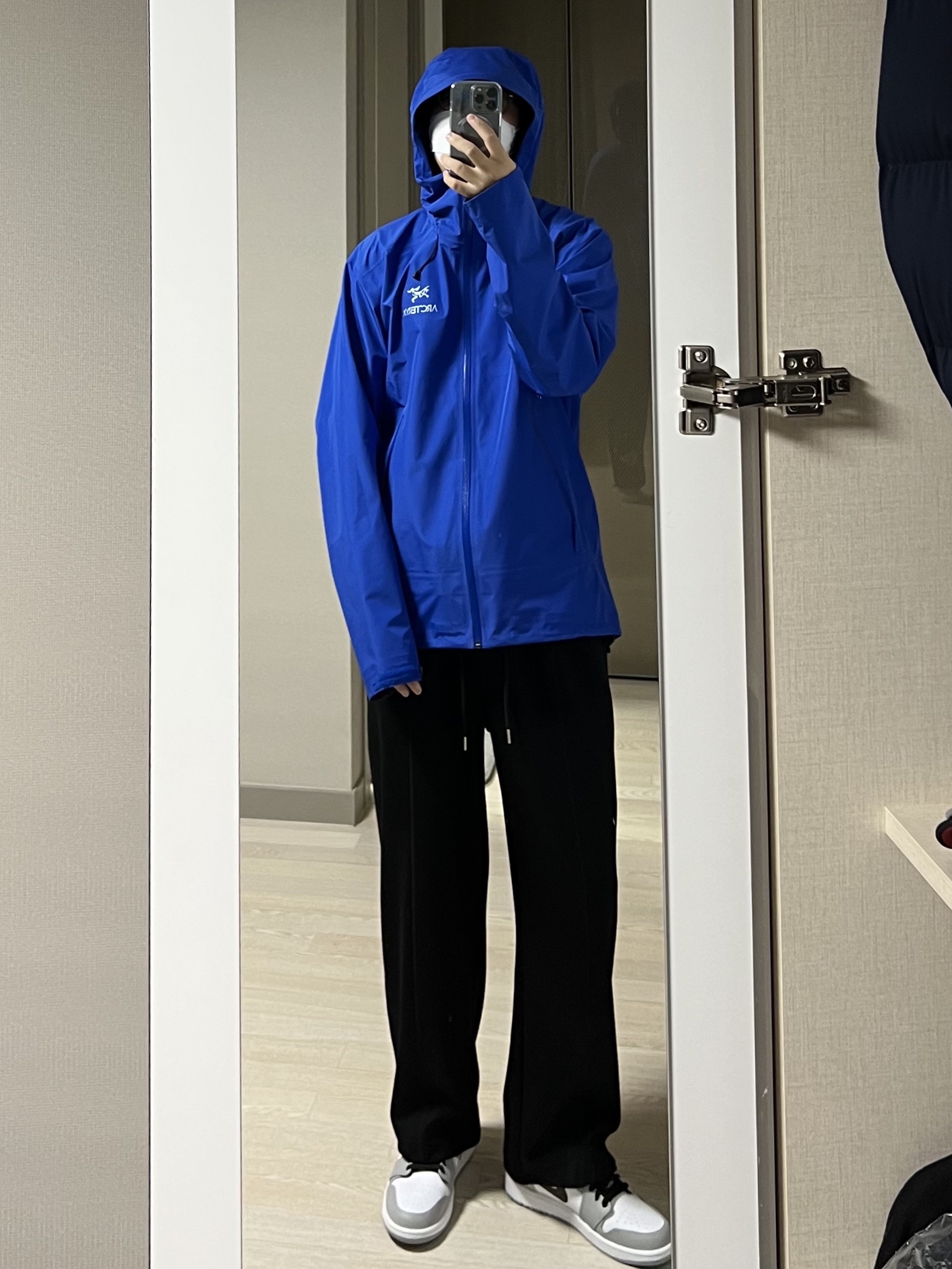 Arc'teryx Beta LT Jacket Vitality, Jordan 1 Mid Light Smoke Grey 착용 스타일