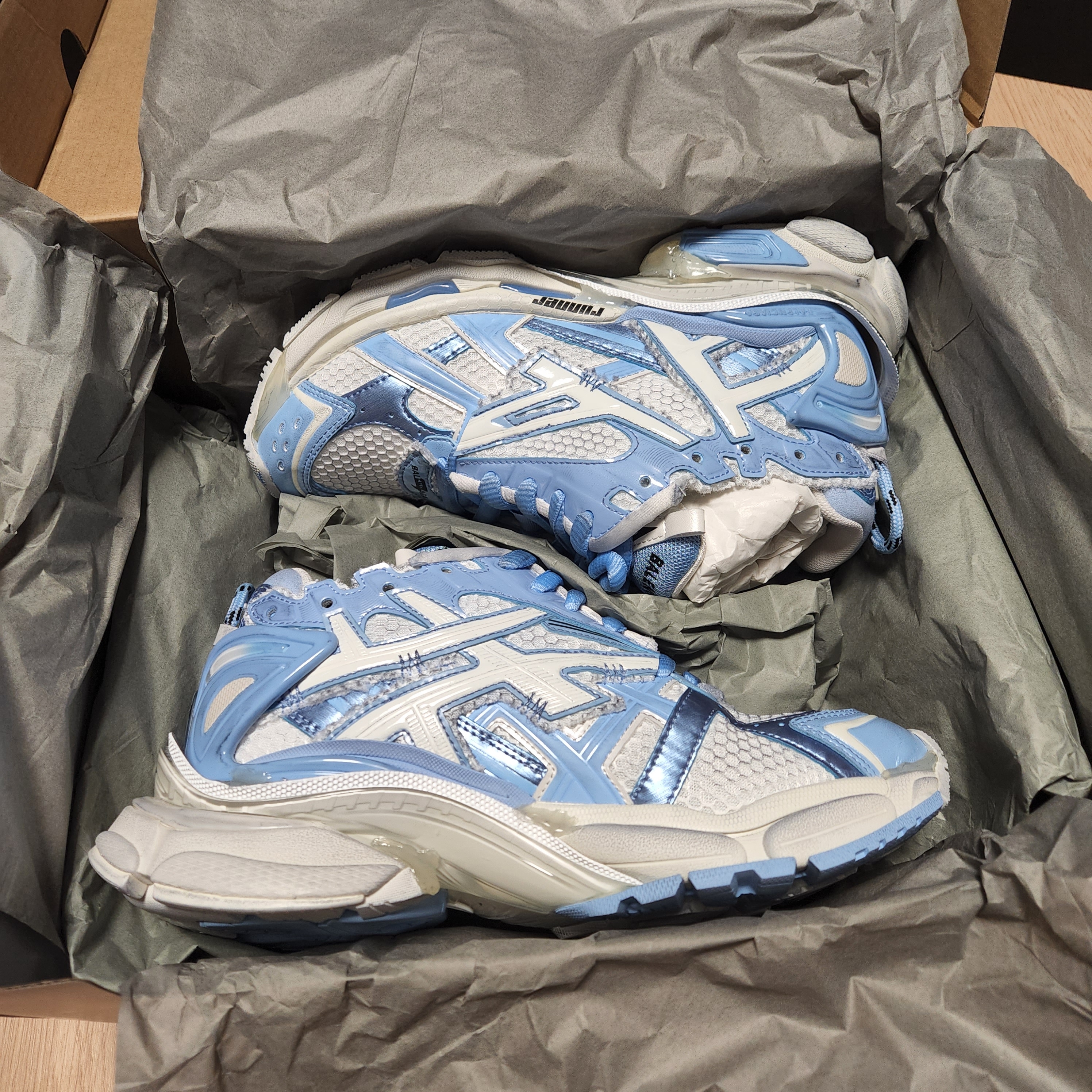 (W) Balenciaga Runner Sneakers Light Blue Off White 착용 스타일 - 1