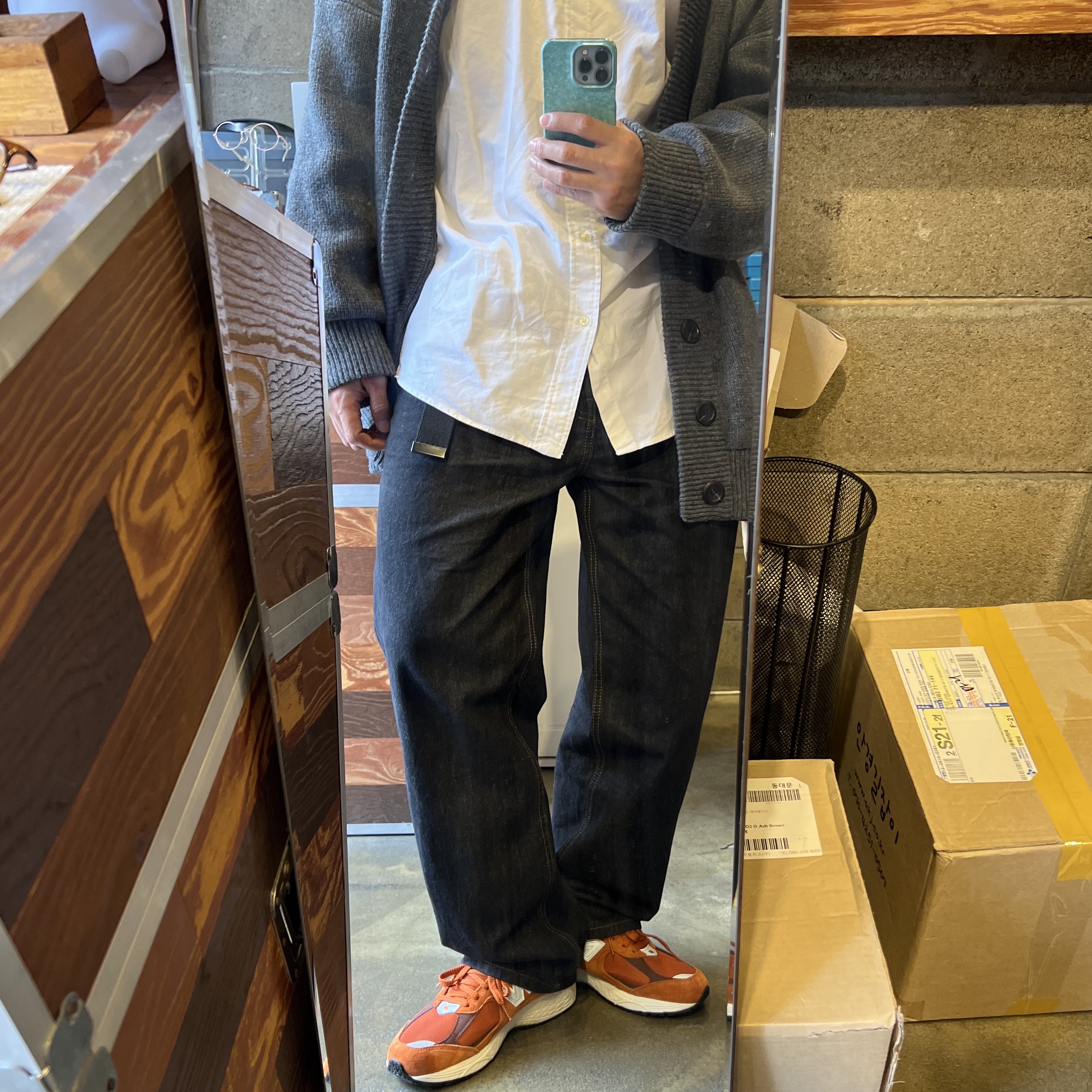 New Balance 2002R Rust Oxide 착용 스타일 - 2