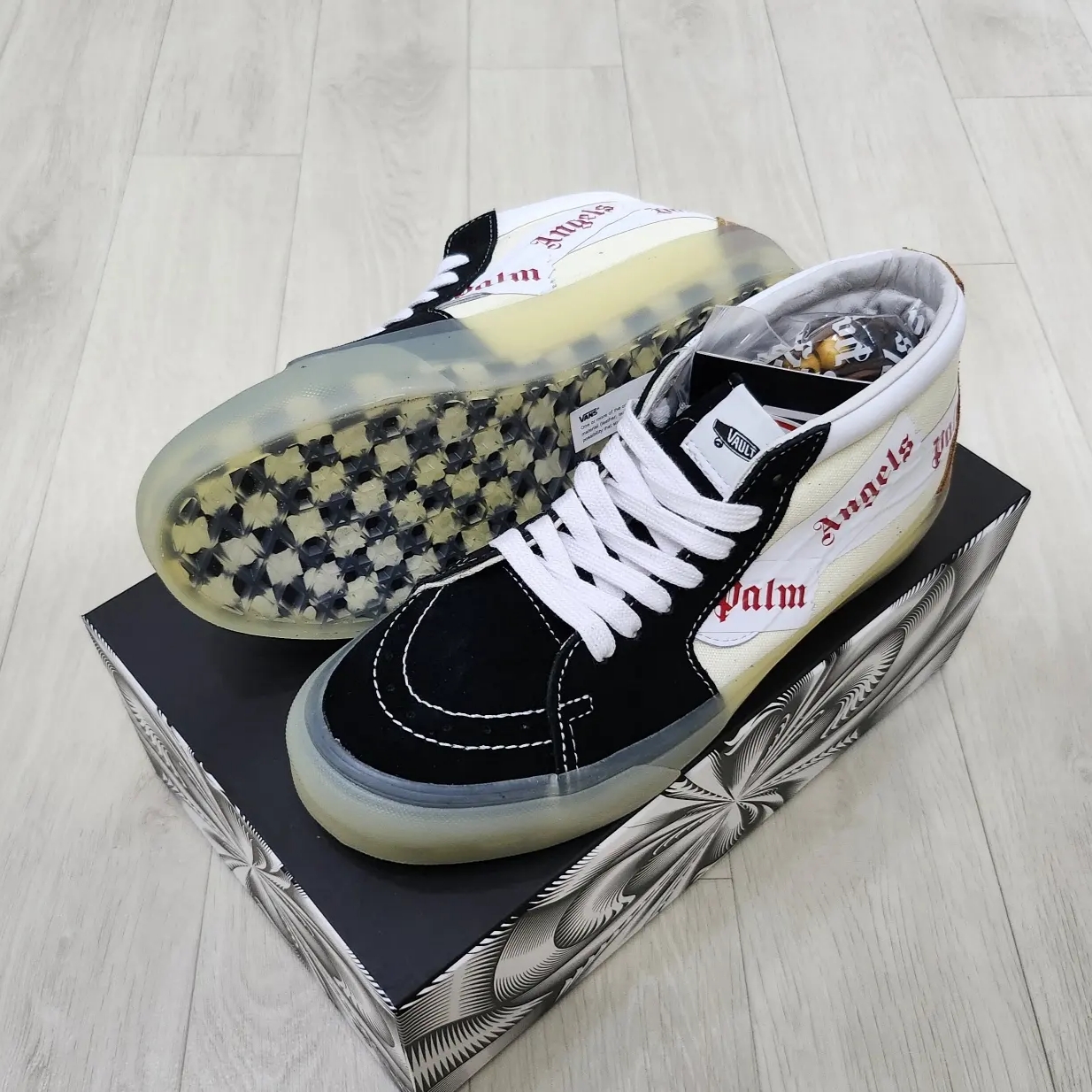 Vans Vault x Palm Angels Sk8-Mid VLT LX Black 착용 스타일 - 2