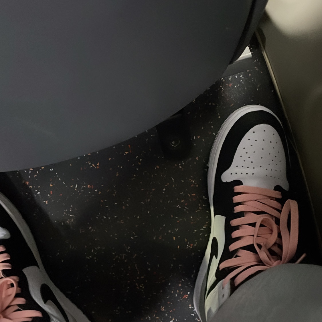 Jordan 1 Retro High OG Bleached Coral 착용 스타일 - 2