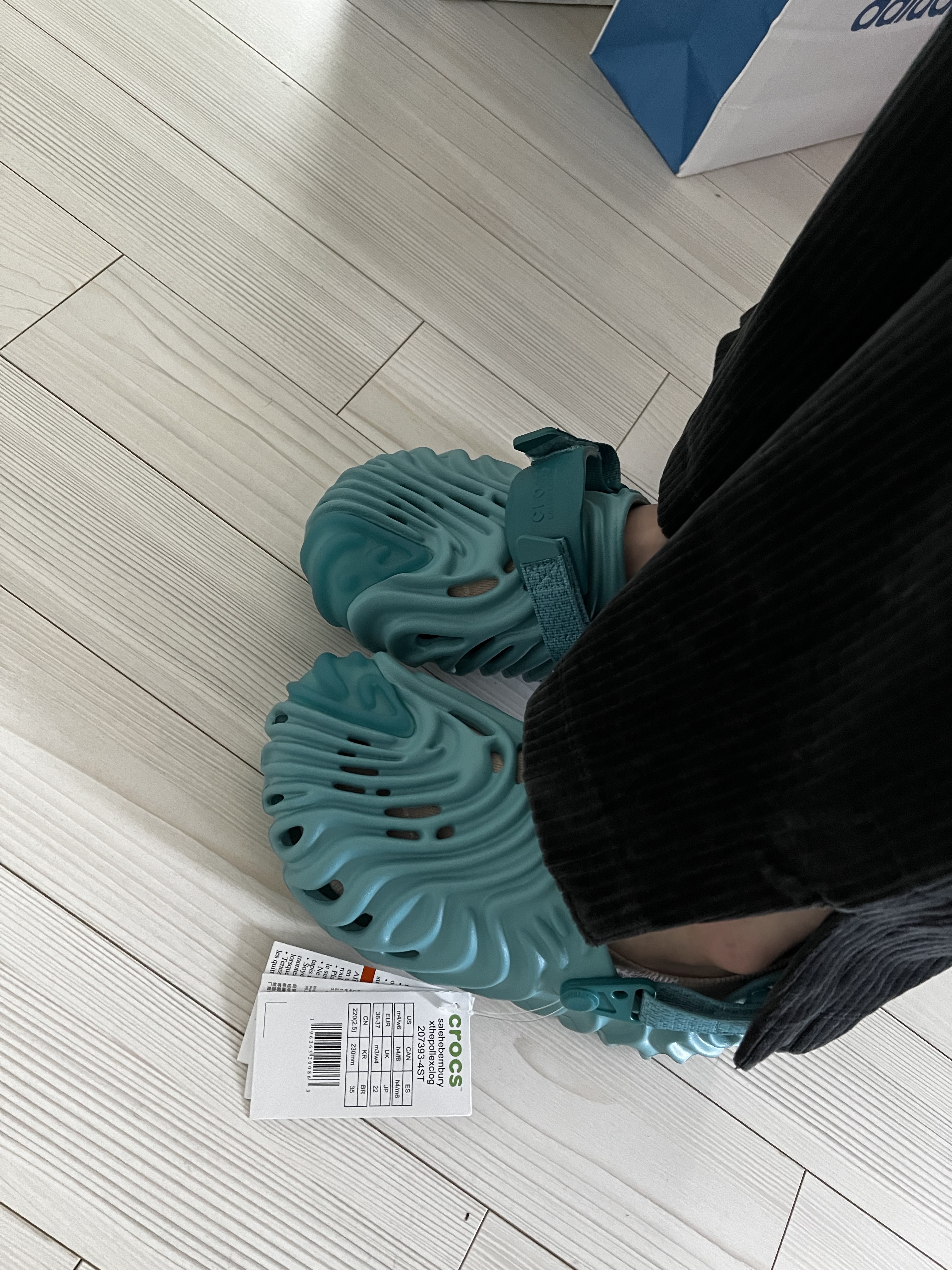 Crocs x Salehe Bembury Pollex Clog Tide 착용 스타일 - 1