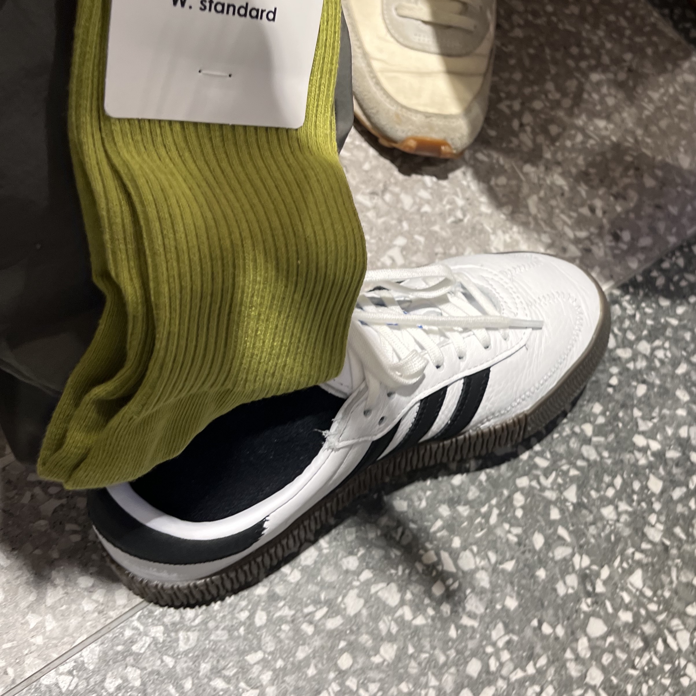 (W) Adidas Sambarose White Black Gum 착용 스타일 - 1