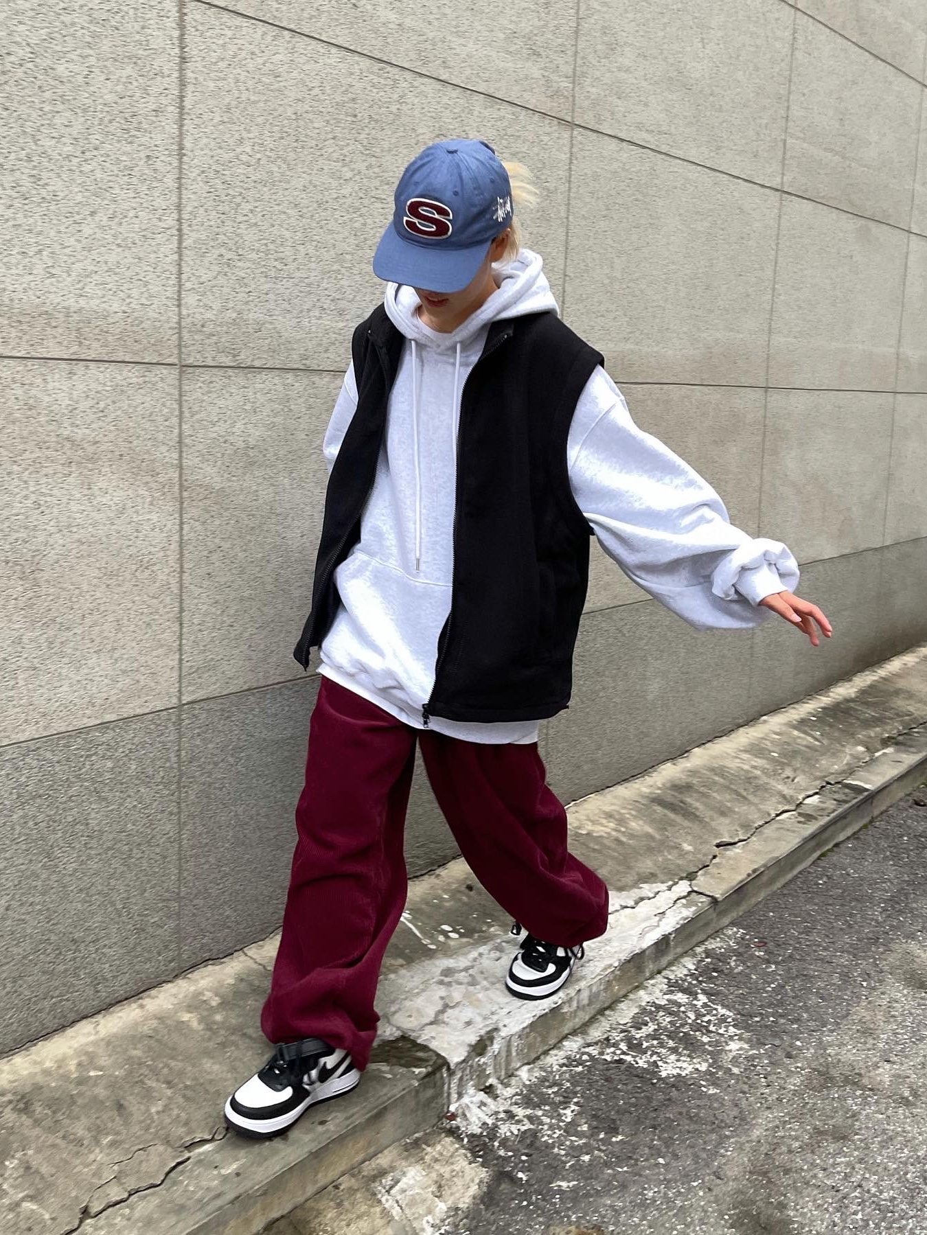 Stussy Chenille S Low Pro Cap Blue, Nike x Stussy Air Force 1 '07 Mid SP Black and Light Bone 착용 스타일 - 2