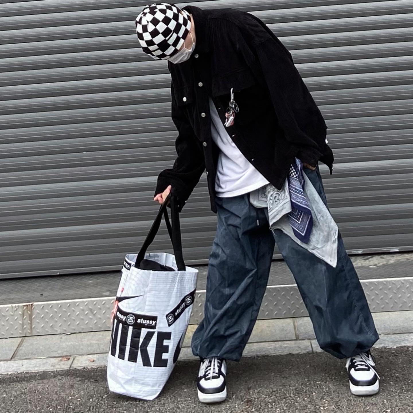 Nike Air Force 1 '07 LV8 EMB Black Silver 착용 스타일 - 1