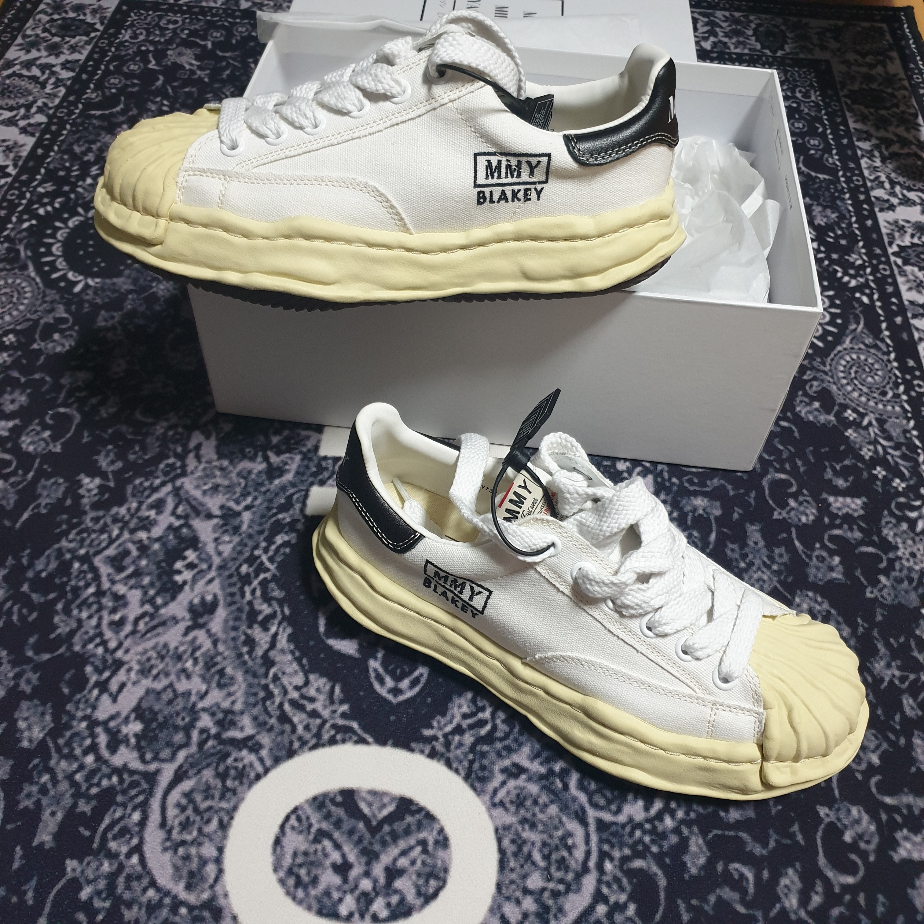 Maison Mihara Yasuhiro Blakey VL OG Sole Canvas Low-top Sneakers White 착용 스타일 - 1