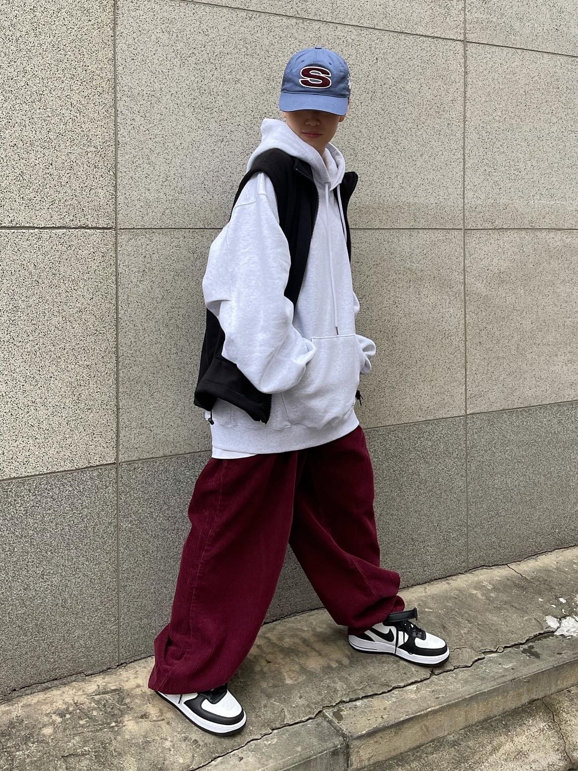Stussy Chenille S Low Pro Cap Blue, Nike x Stussy Air Force 1 '07 Mid SP Black and Light Bone 착용 스타일 - 1