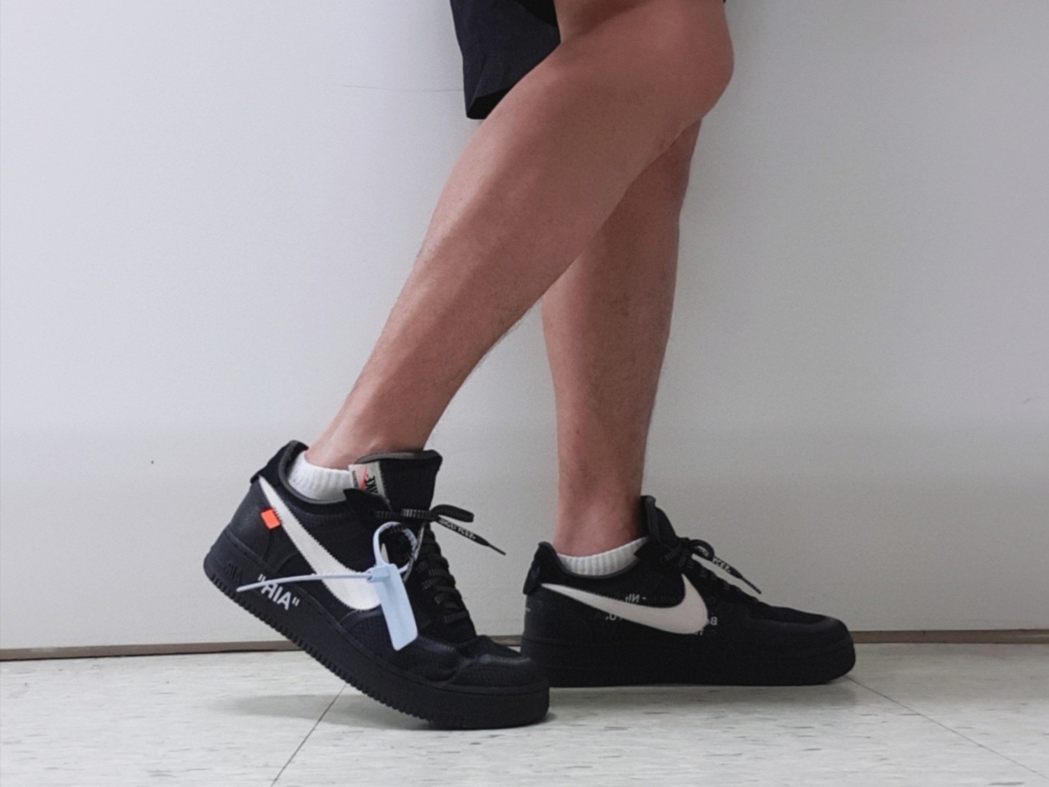 Nike x Off-White Air Force 1 Low Black White 착용 스타일 - 1