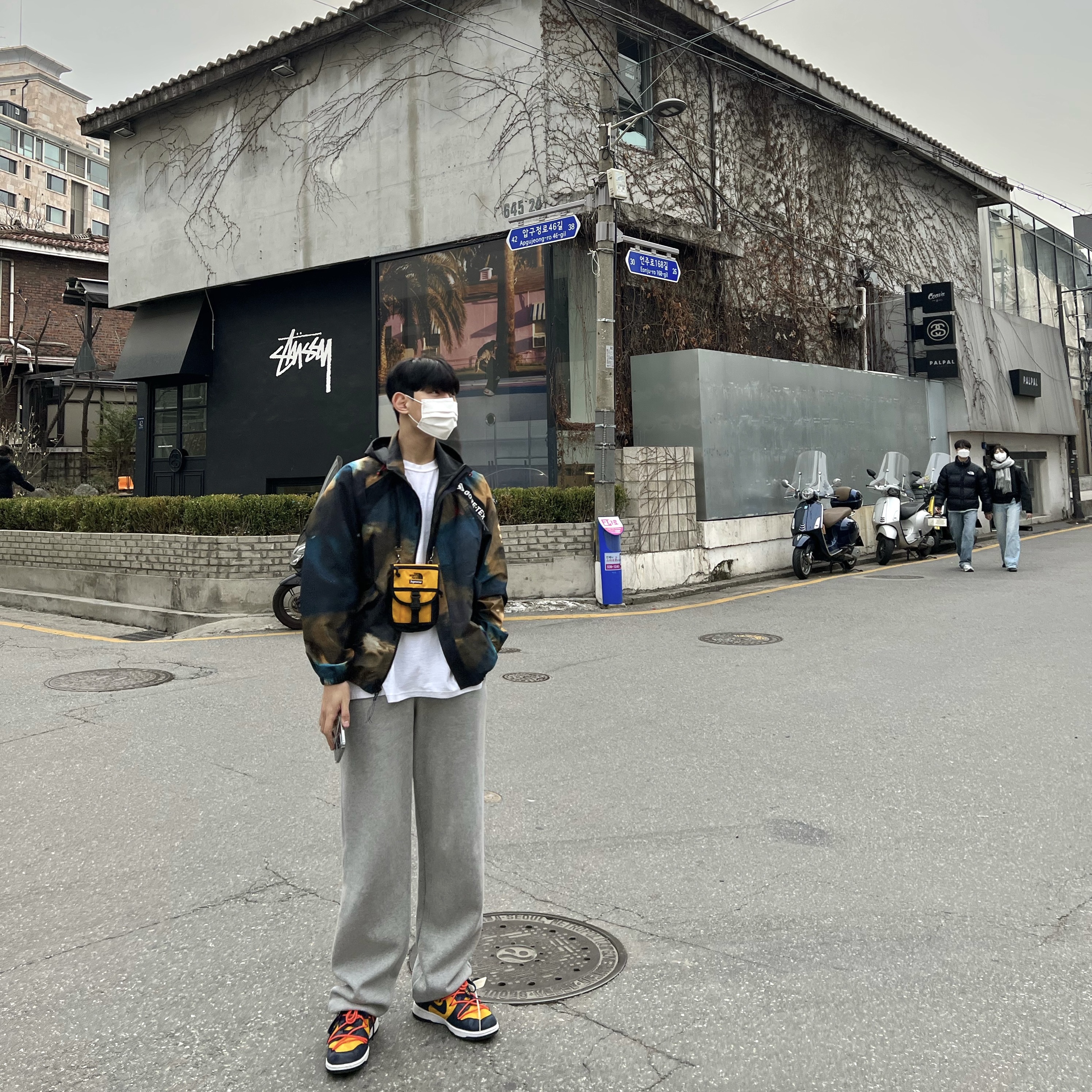 Nike x Off-White Dunk Low University Gold Midnight Navy, Supreme x The North Face RTG Utility Pouch Gold - 20SS 착용 스타일 - 1