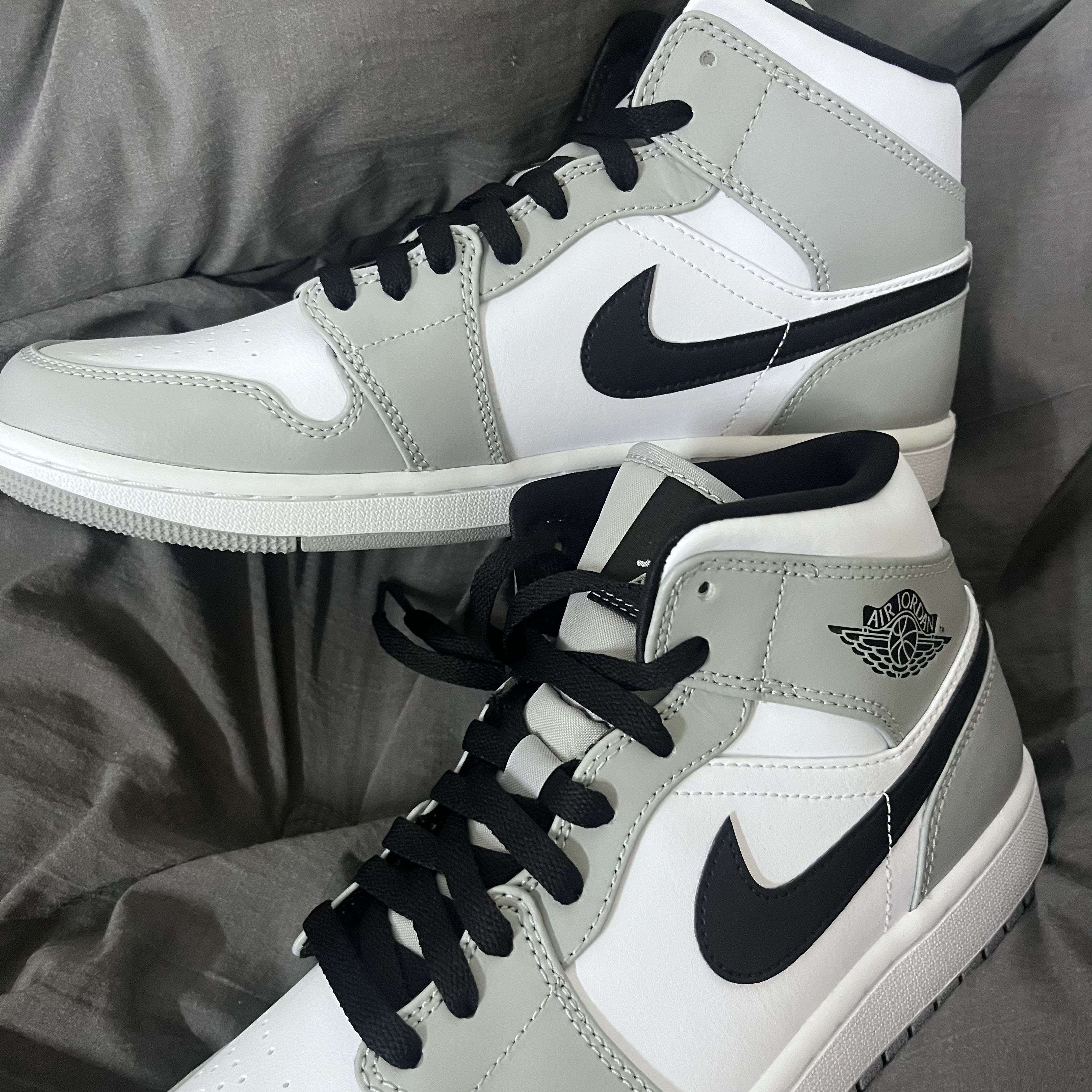 Jordan 1 Mid Light Smoke Grey 착용 스타일