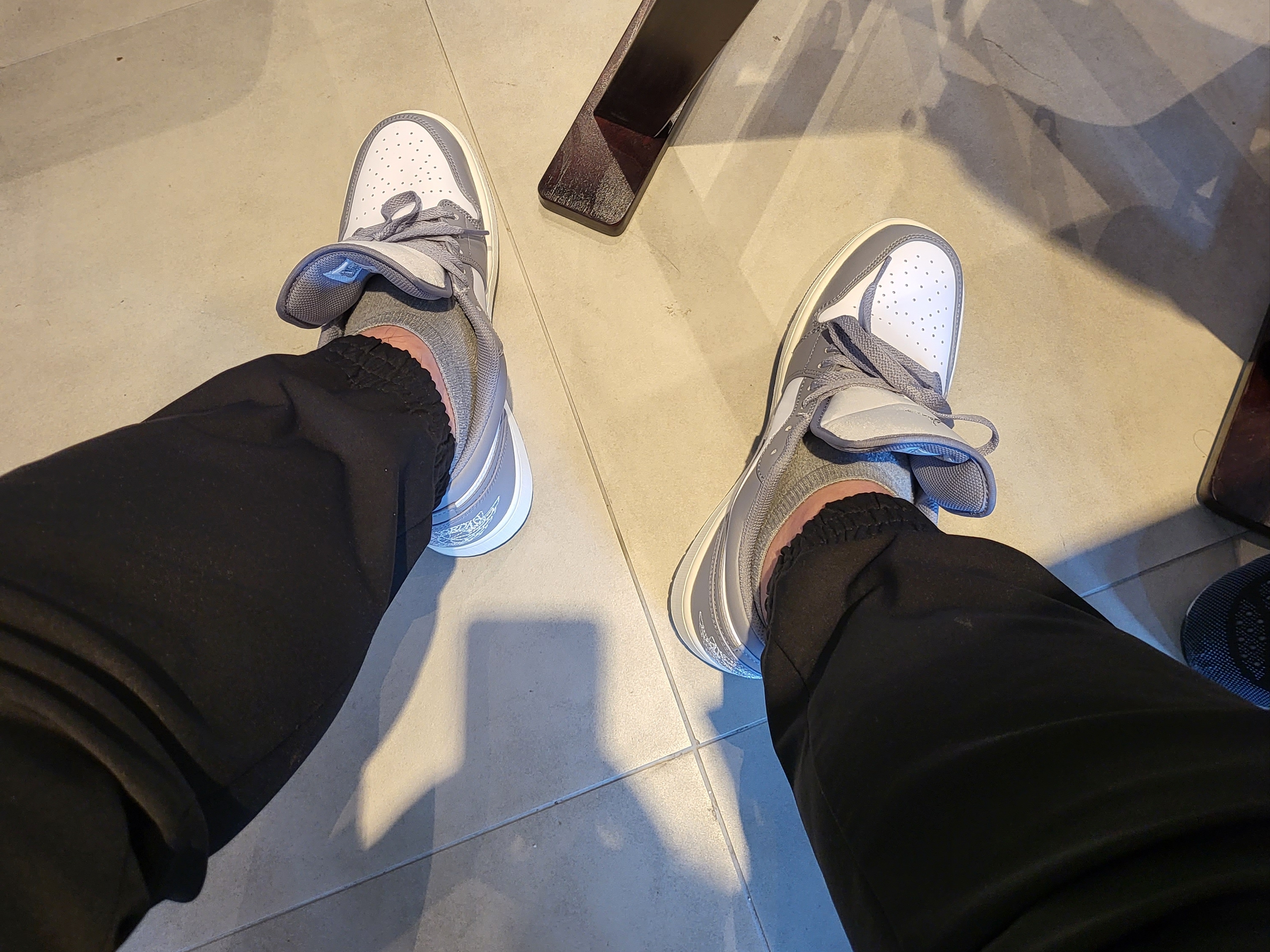 Jordan 1 Low Stealth and White 착용 스타일