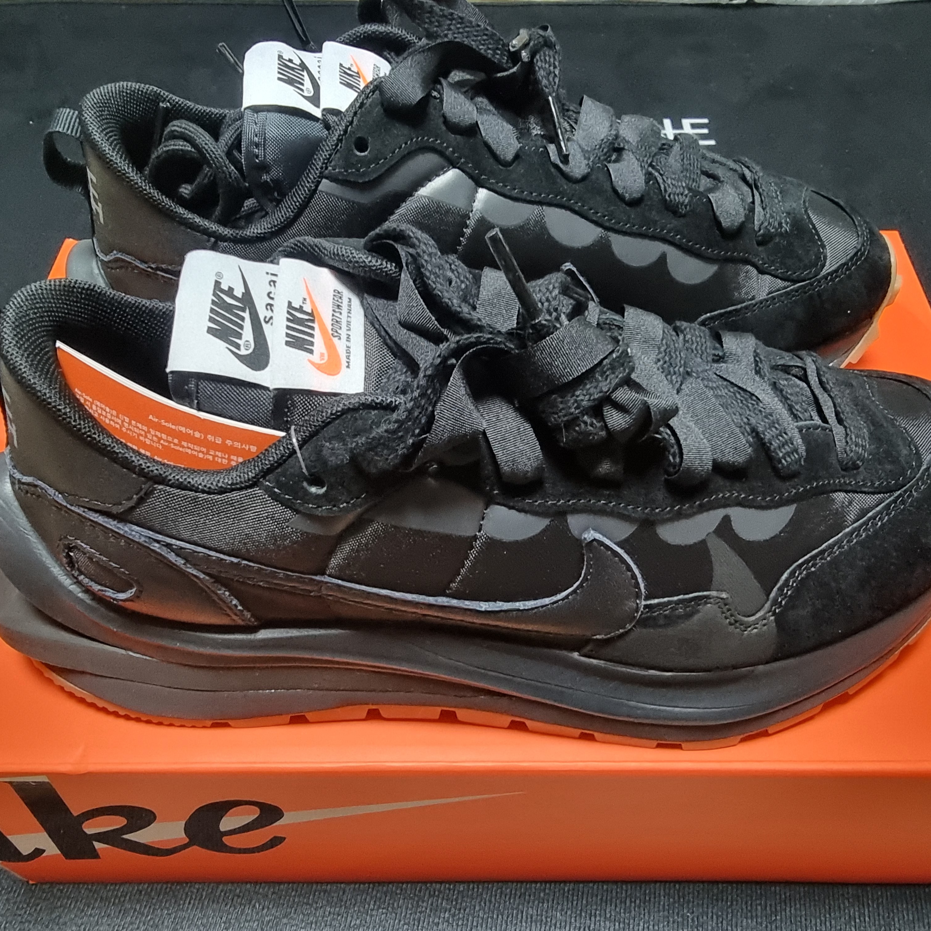 Nike x Sacai VaporWaffle Black and Gum 착용 스타일 - 1