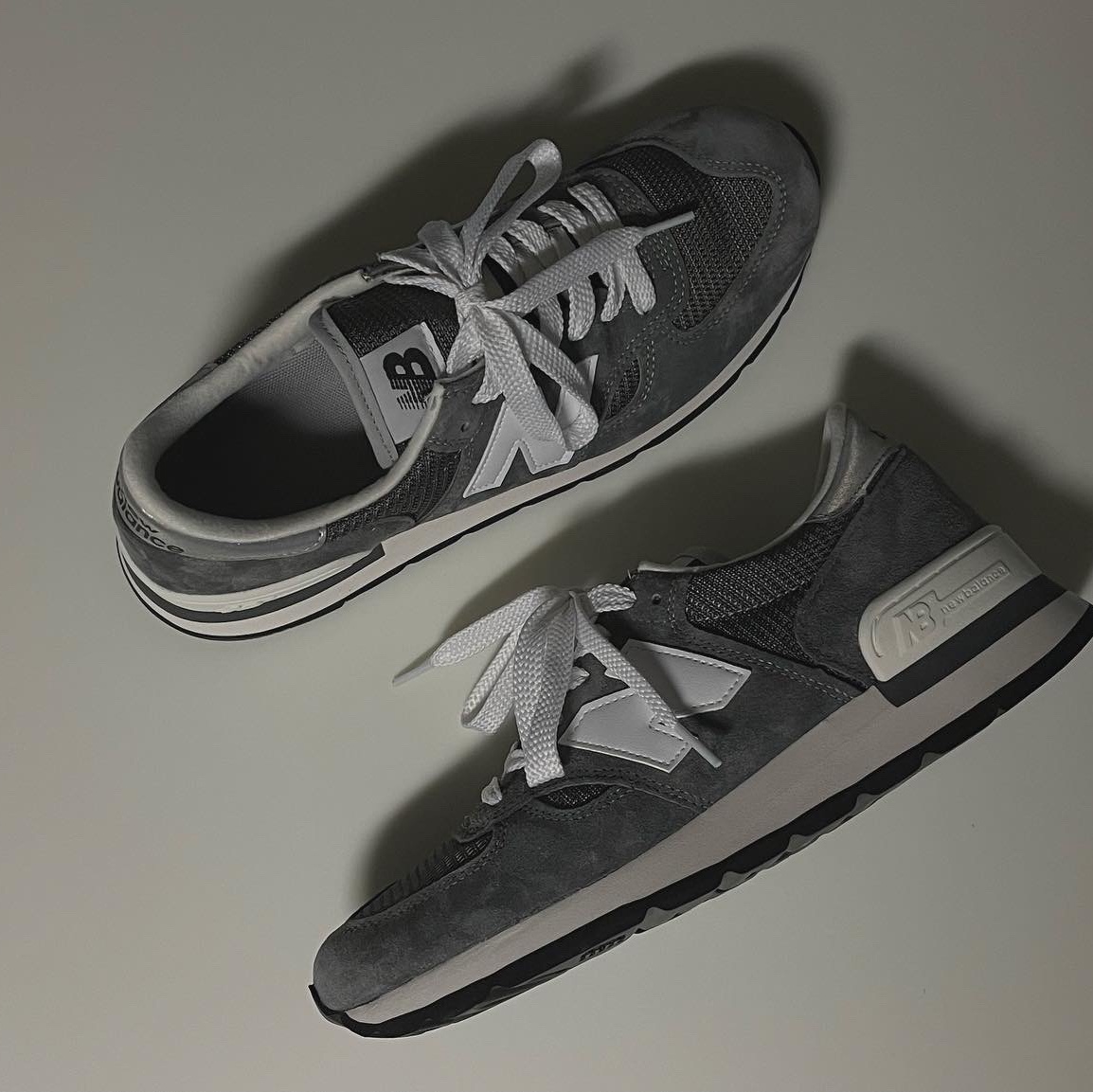 New Balance 990v1 Made in USA Grey White 착용 스타일 - 2