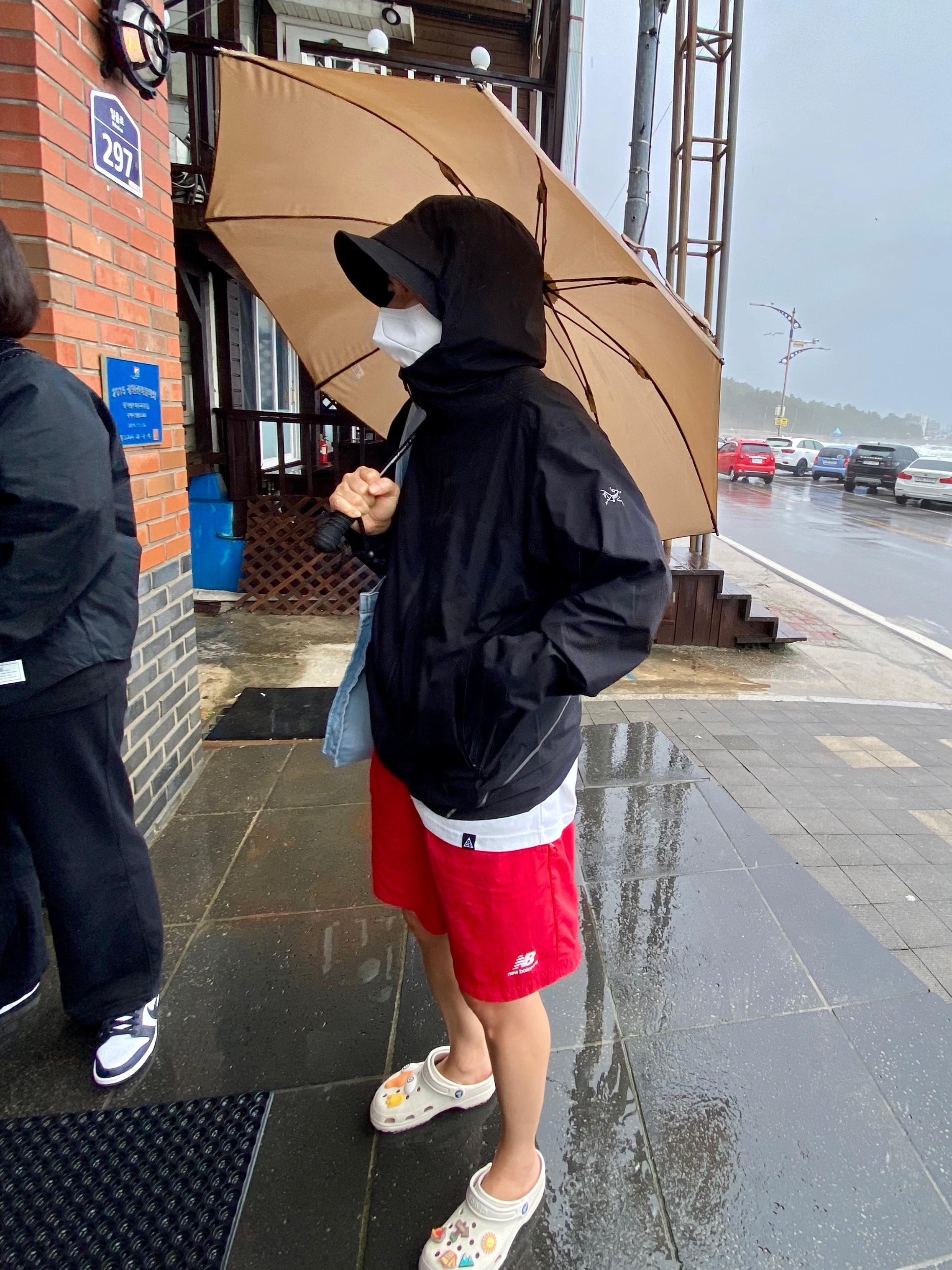 Nike NRG ACG Bucket Black, Arc'teryx Solano Hoody Black 착용 스타일 - 2