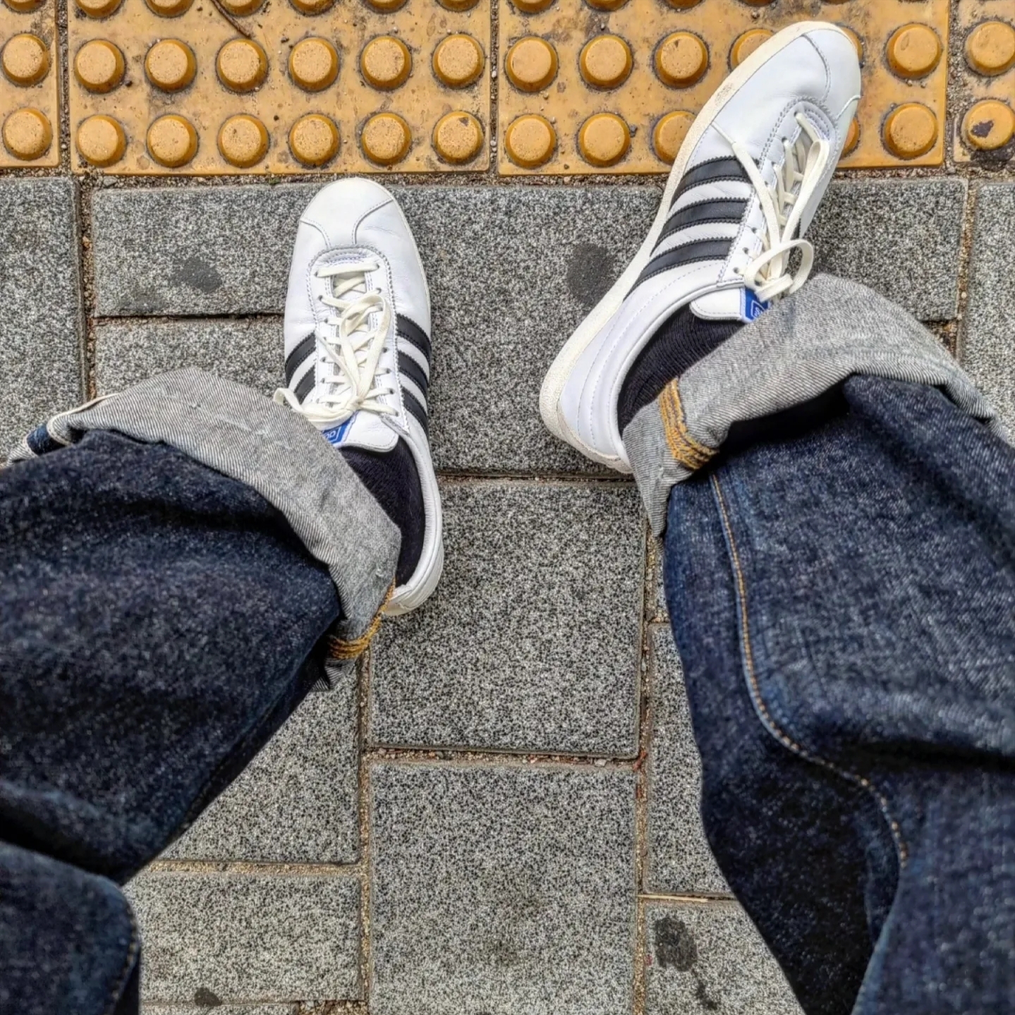 Adidas Gazelle Vintage White Black 착용 스타일 - 1