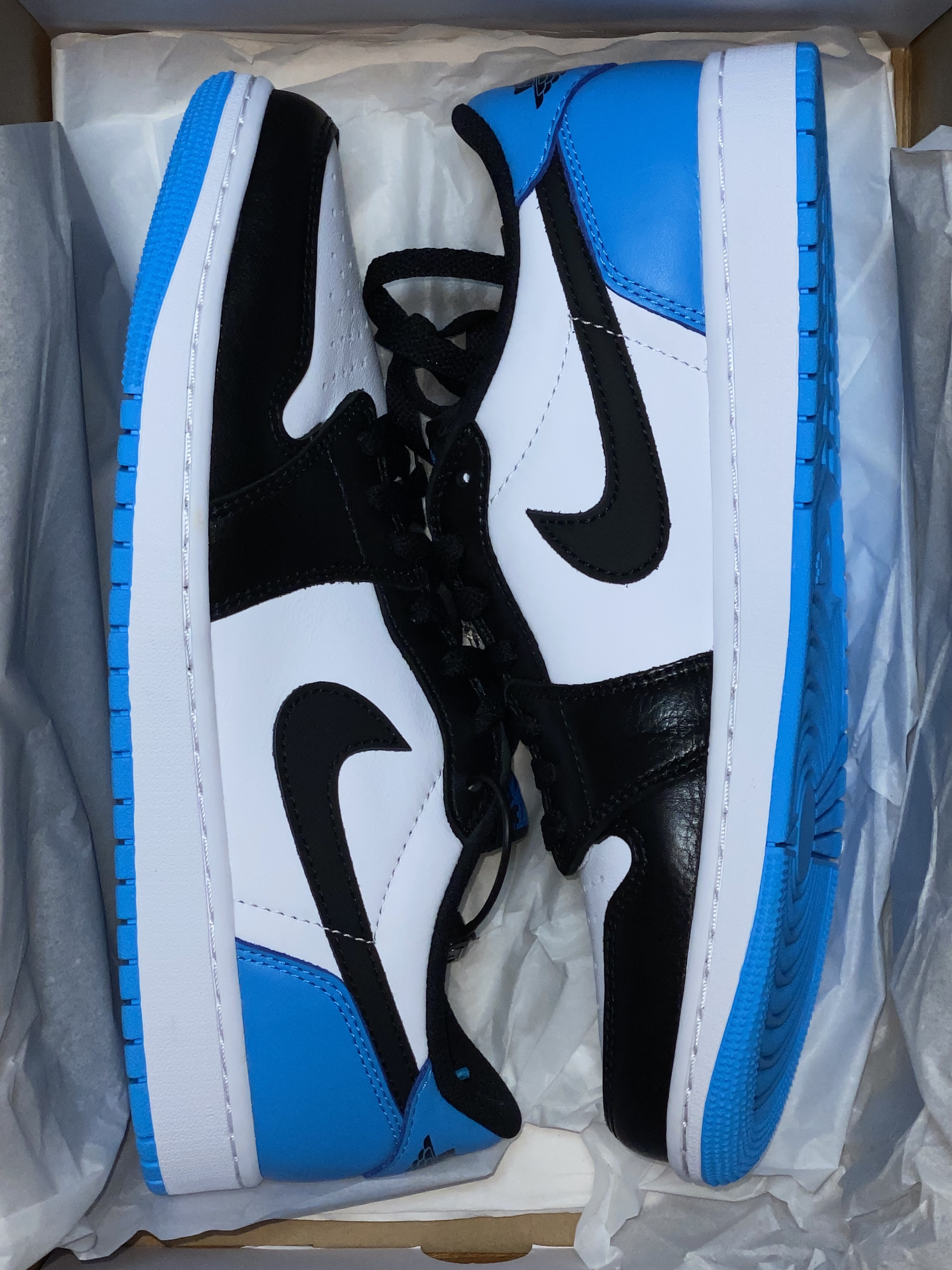 Jordan 1 Retro Low OG Black and Dark Powder Blue 착용 스타일 - 1