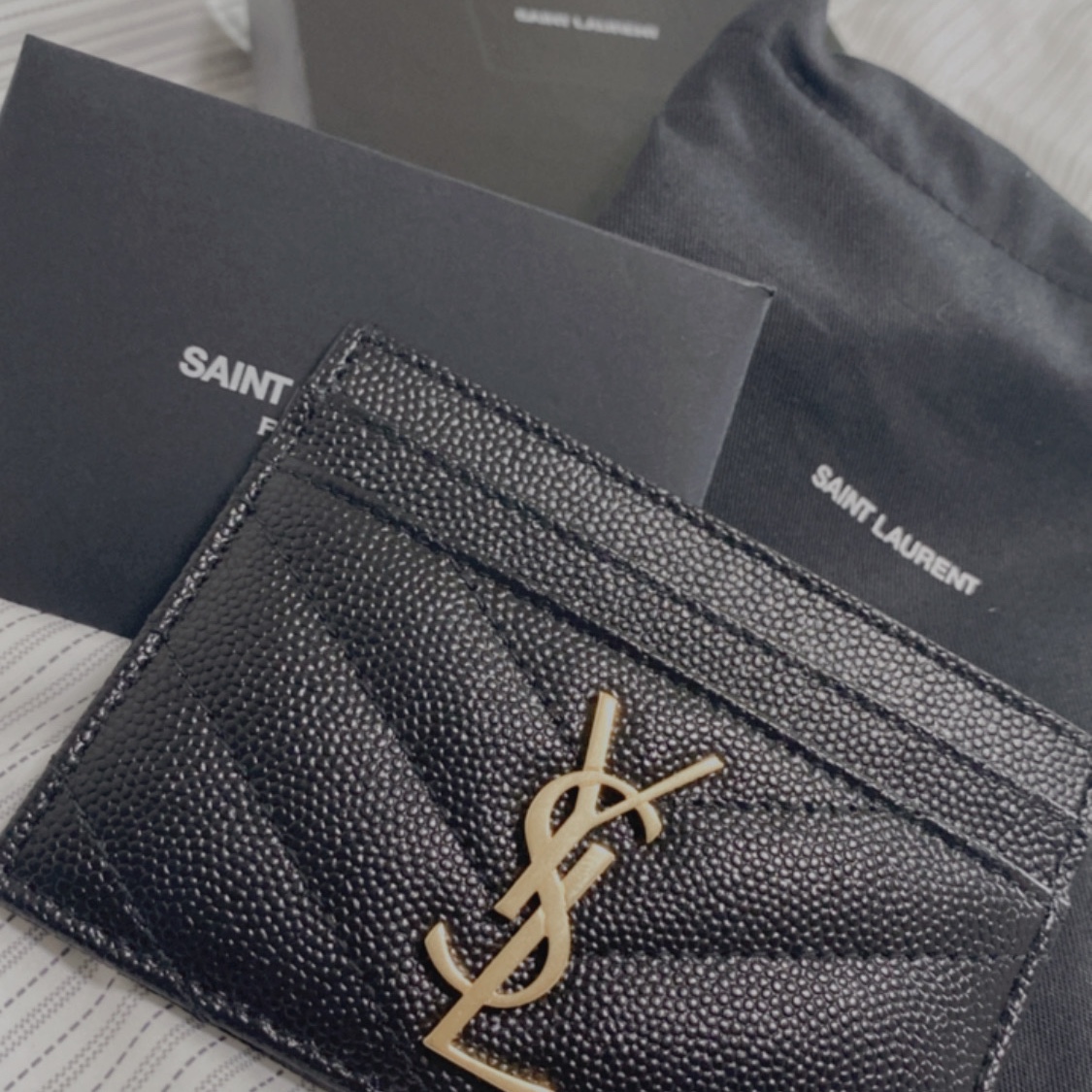 Saint Laurent Cassandre Matelasse Card Case in Grain De Poudre Embossed Leather Black 착용 스타일