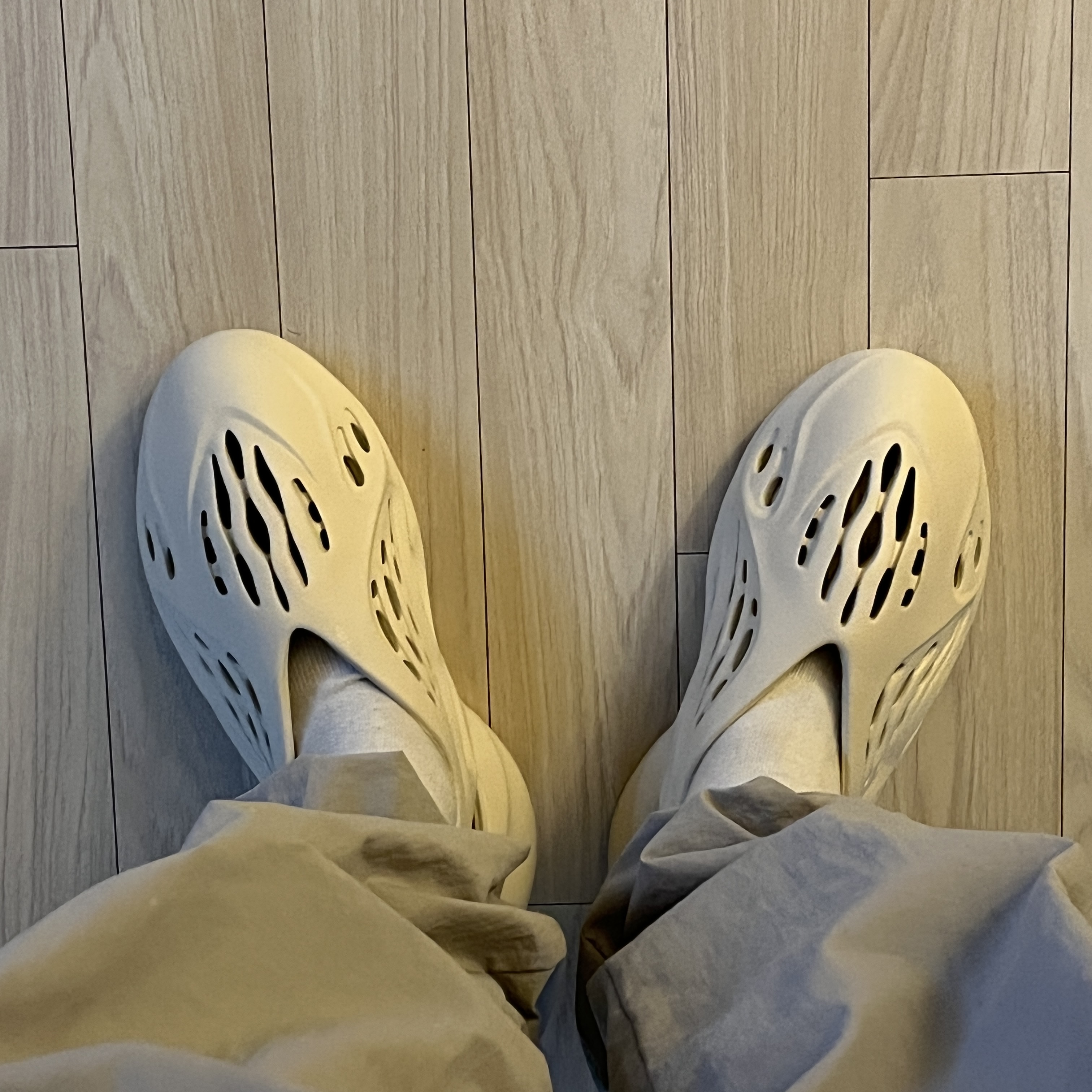 Adidas Yeezy Foam RNNR Sand 착용 스타일