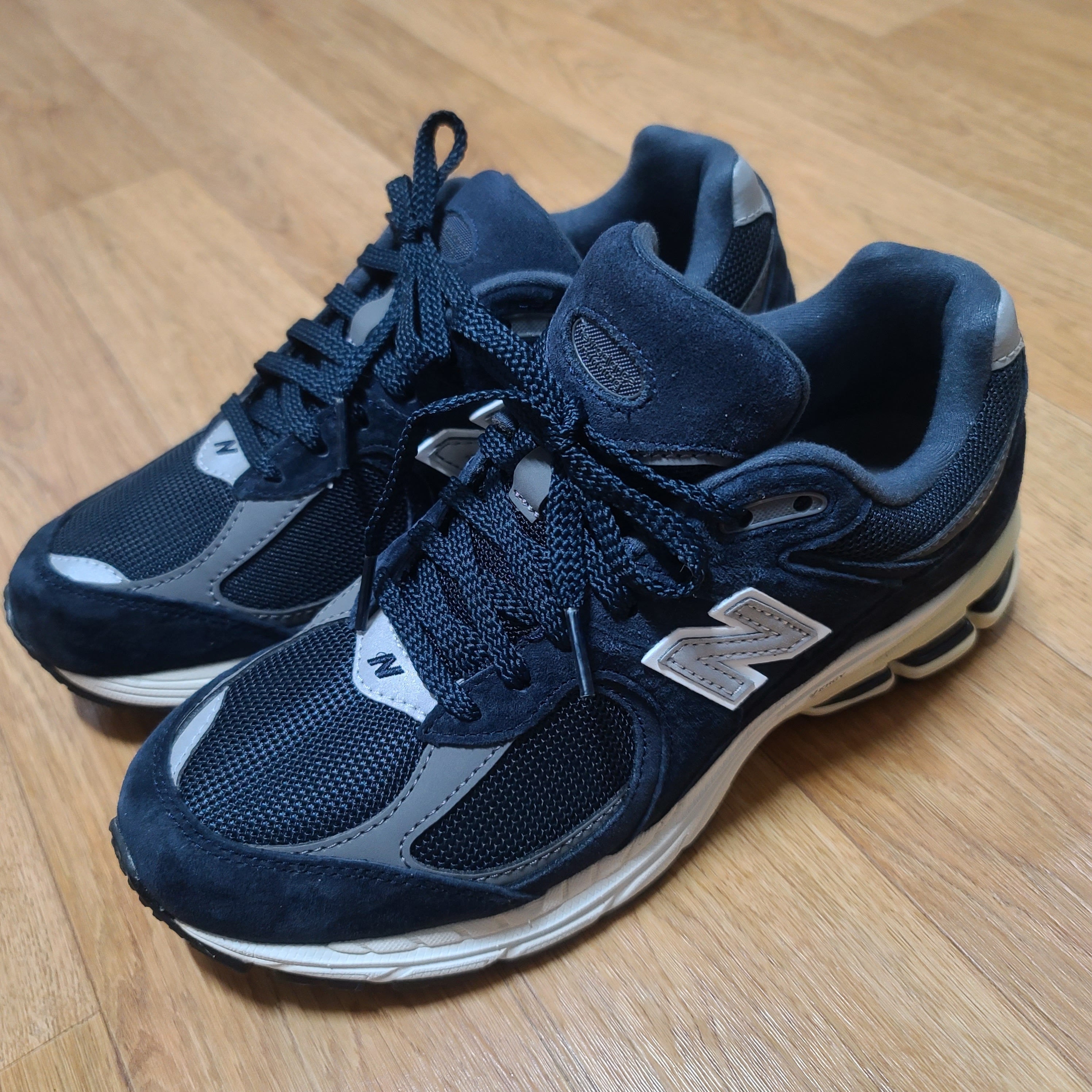 New Balance 2002R Eclipse Castlerock 착용 스타일 - 2