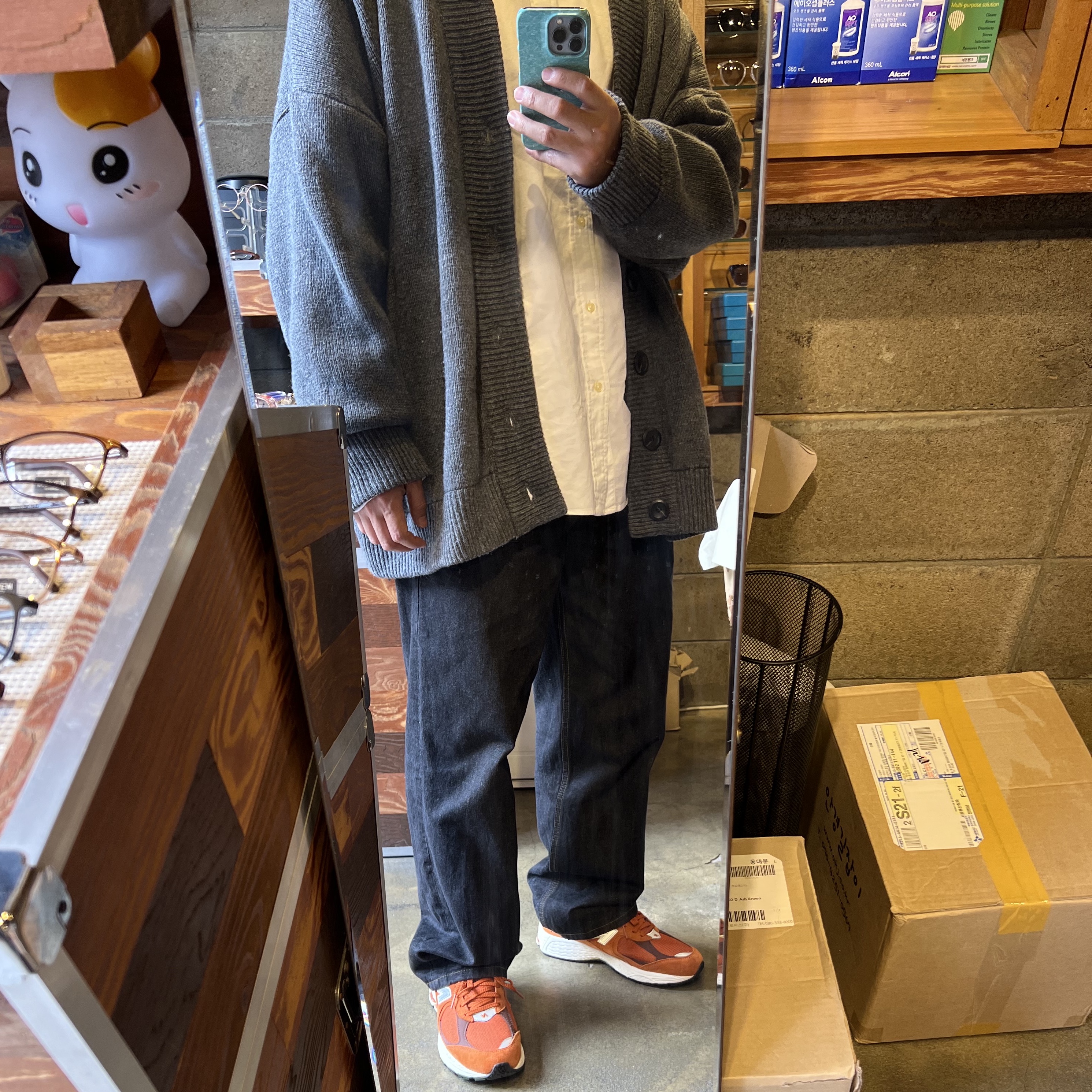 New Balance 2002R Rust Oxide 착용 스타일 - 1