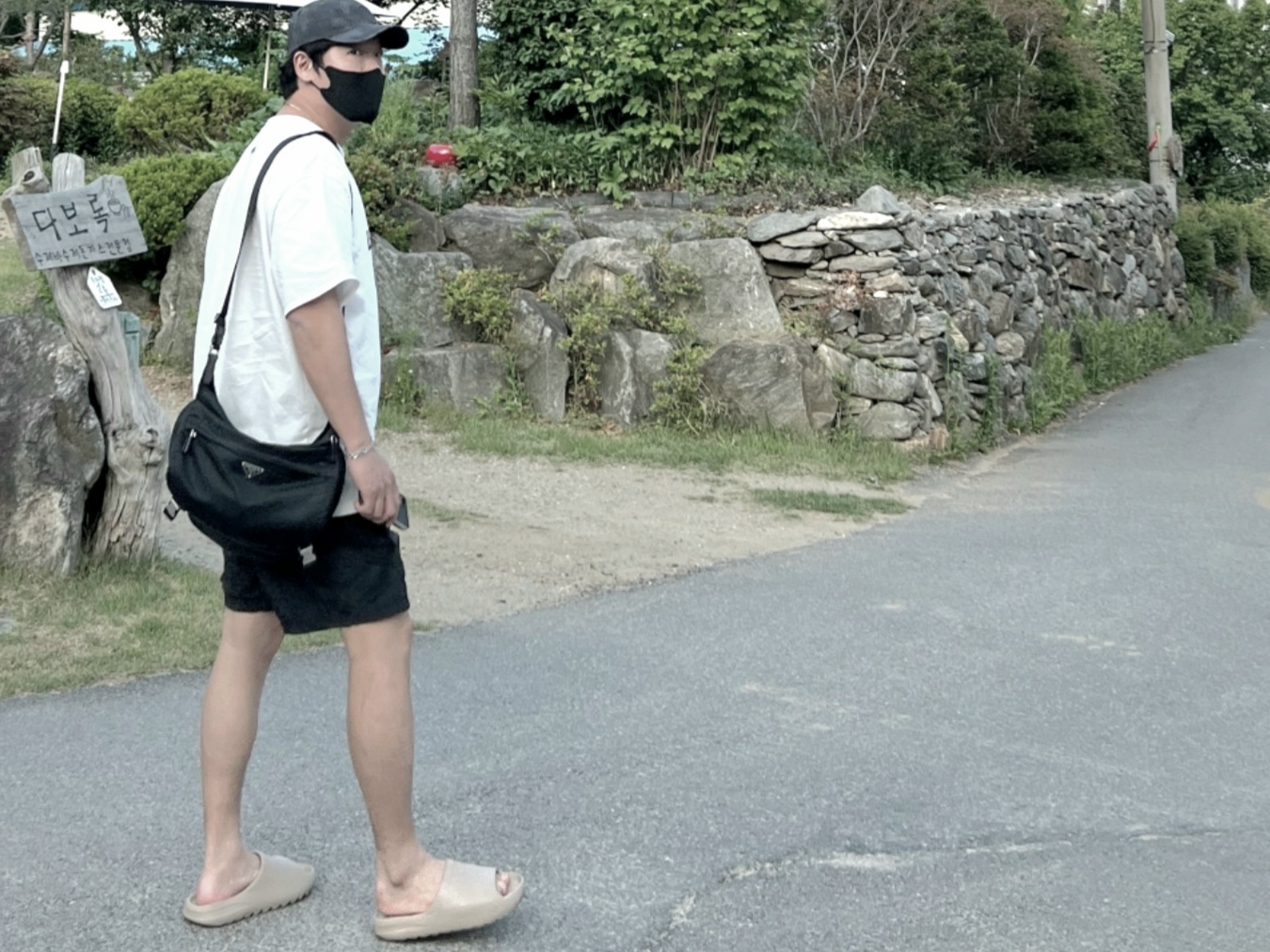 Adidas Yeezy Slide Pure, Supreme x Stone Island Reactive Ice Camo Ripstop Camp Cap Black - 22SS 착용 스타일 - 1