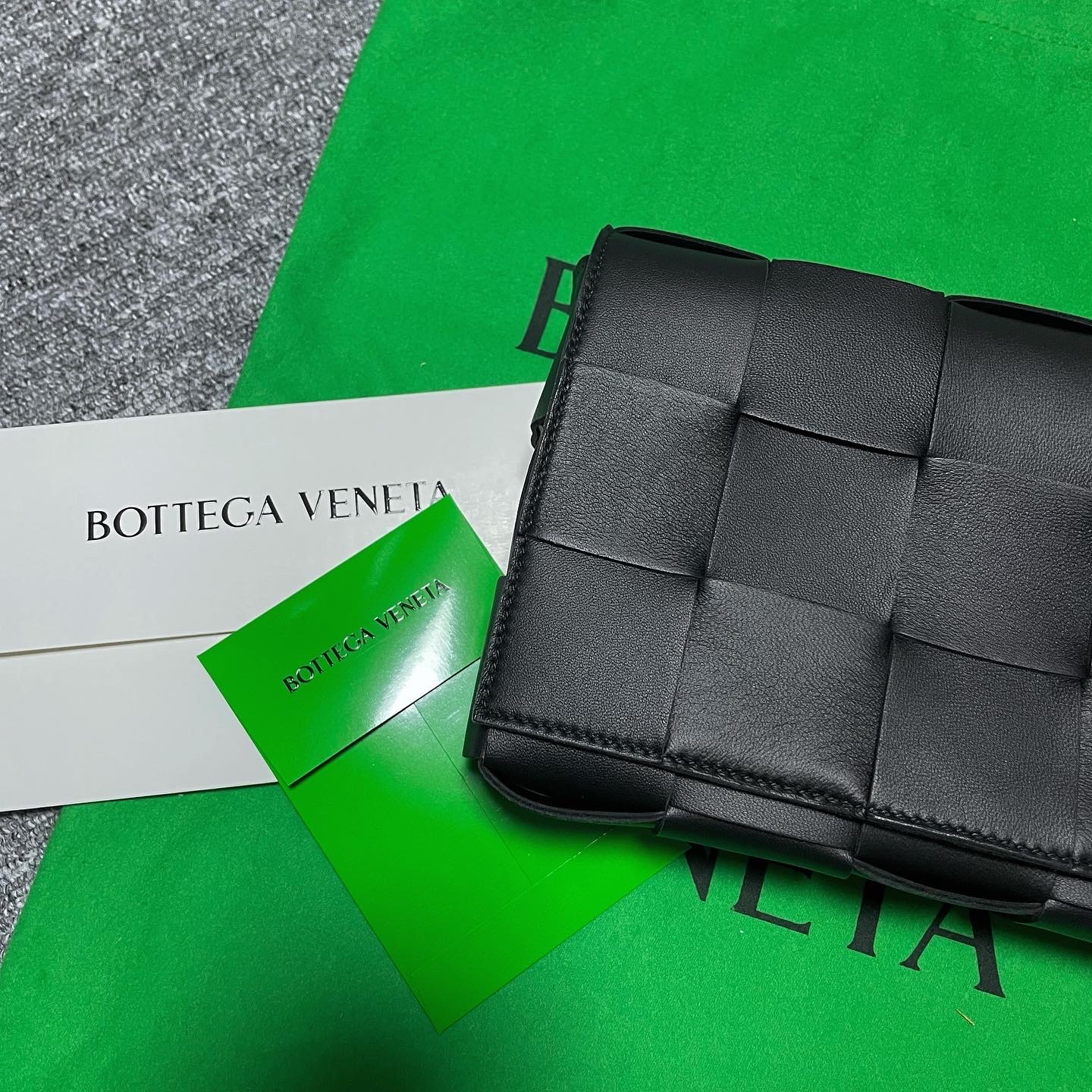 Bottega Veneta Lambskin Leather Cassette Black 착용 스타일