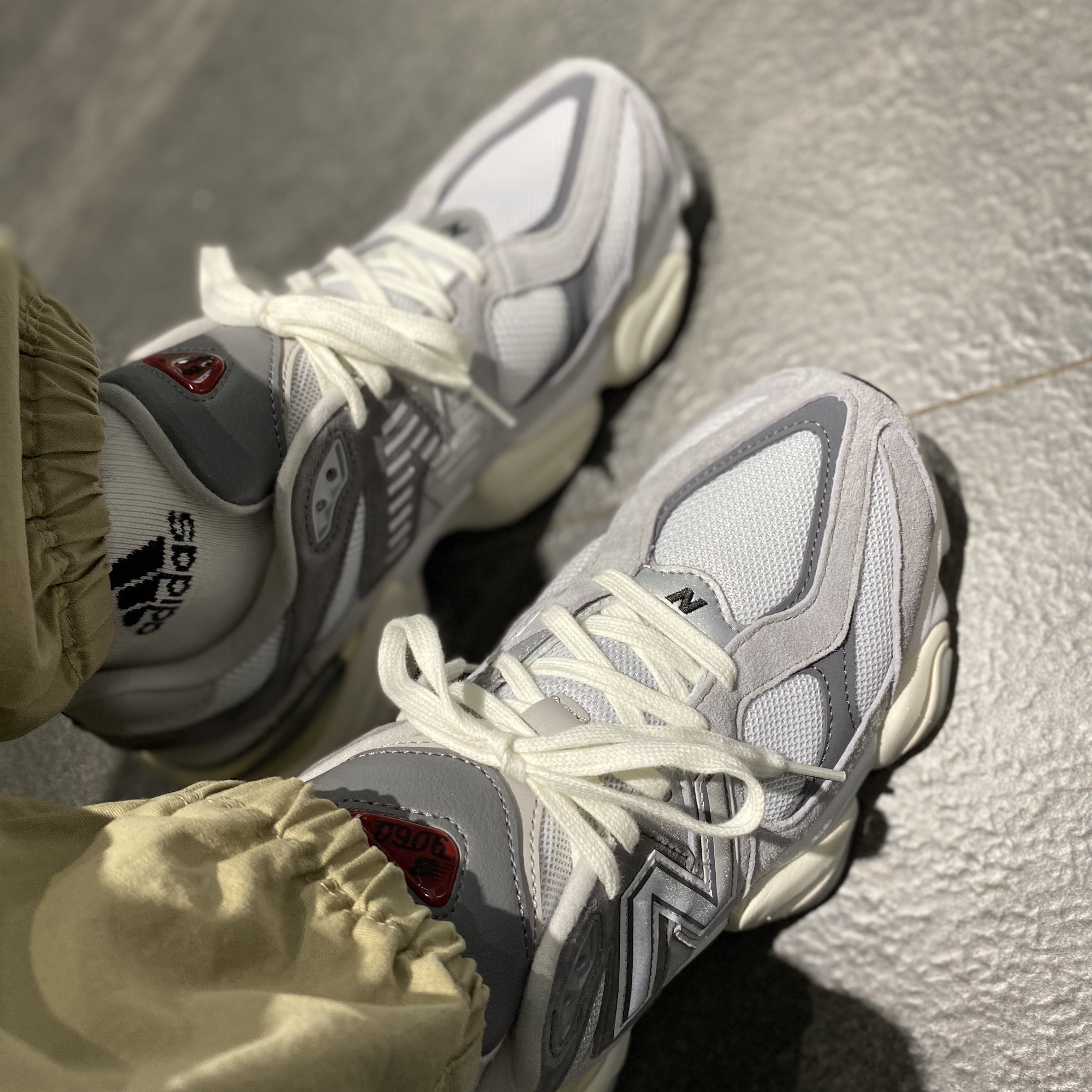 New Balance 9060 Rain Cloud Castlerock 착용 스타일