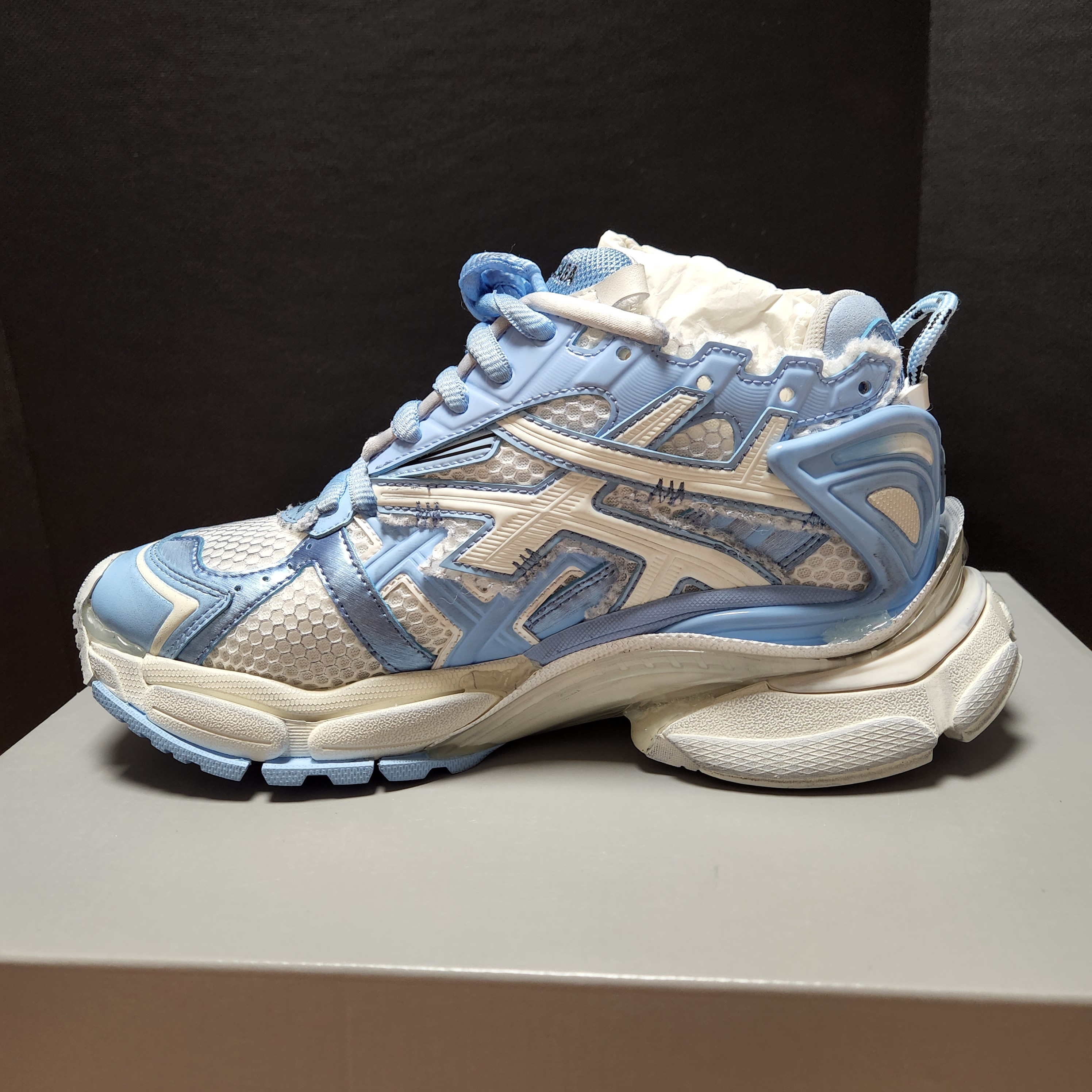 (W) Balenciaga Runner Sneakers Light Blue Off White 착용 스타일 - 4