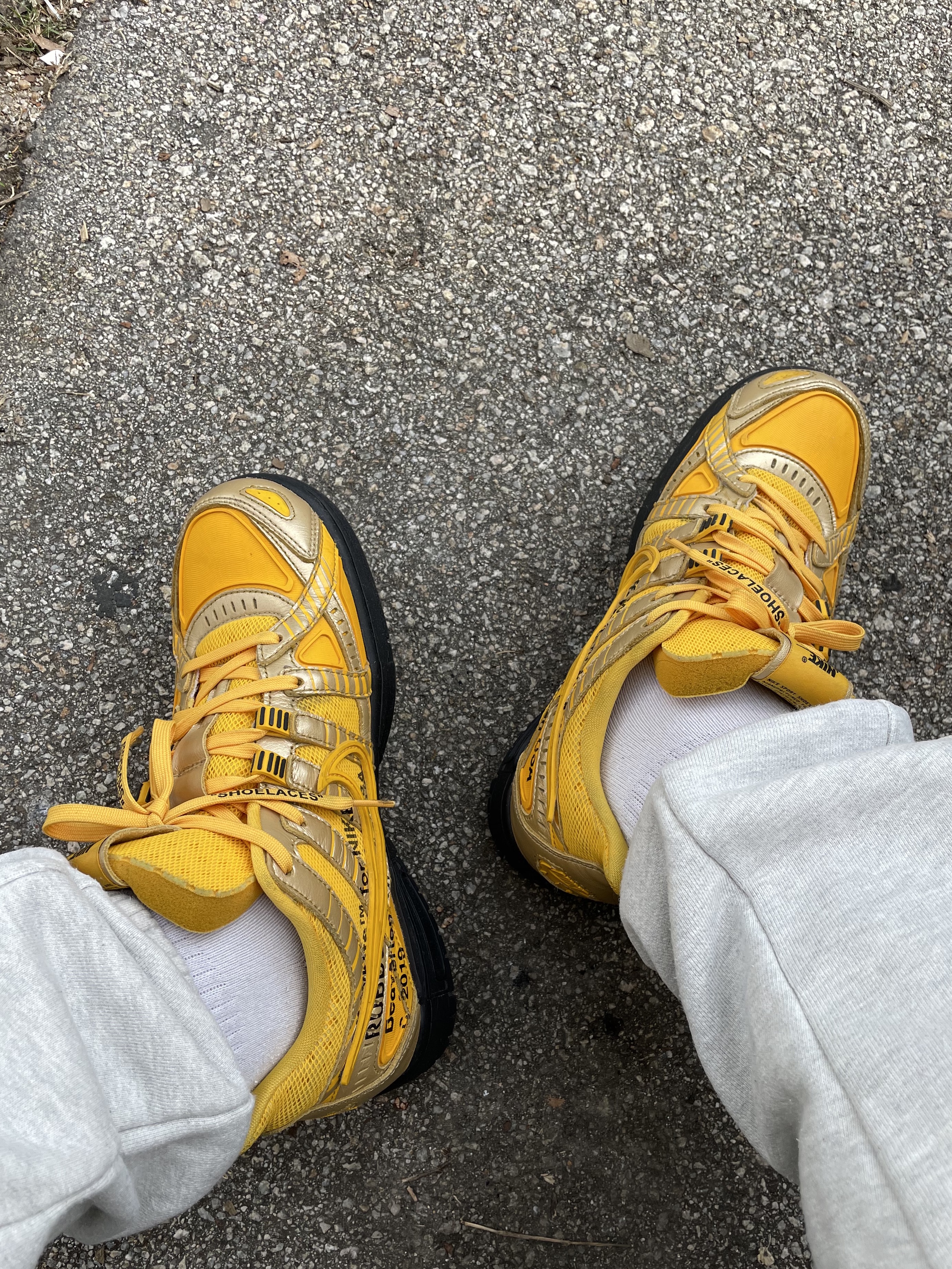 Nike x Off-White Air Rubber Dunk University Gold 착용 스타일