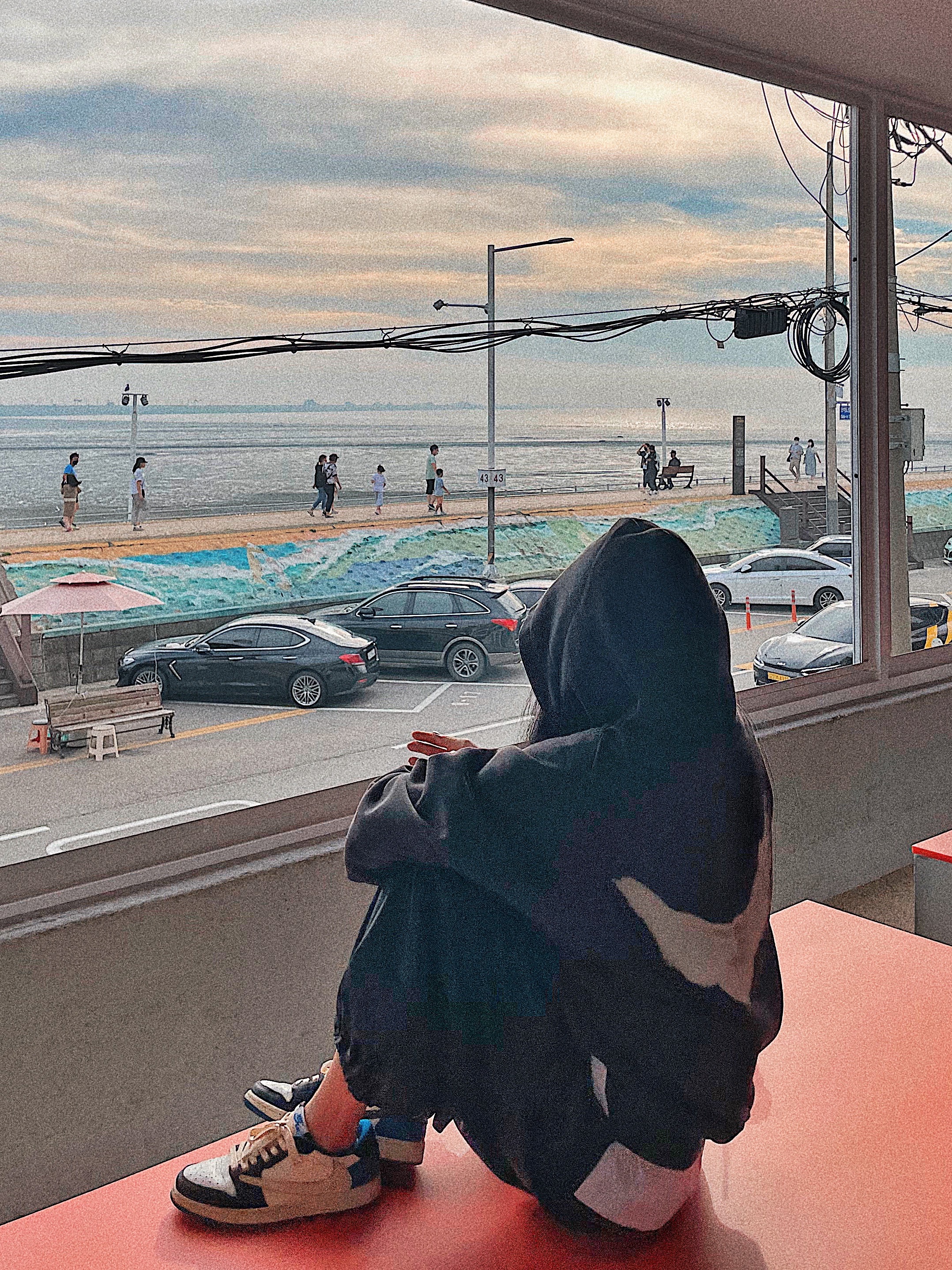 Jordan 1 x Travis Scott x Fragment Retro Low OG SP Military Blue, Yeezy Gap Engineered By Balenciaga Dove Shrunken Hoodie Black 착용 스타일 - 2