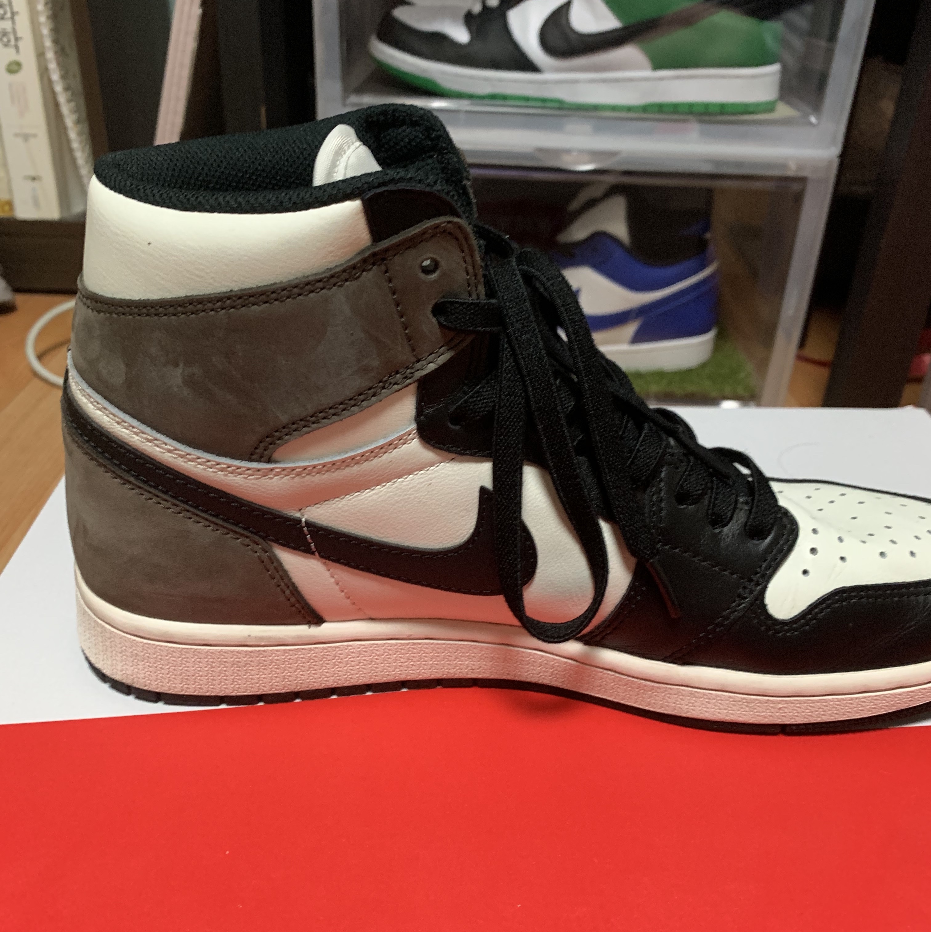 Jordan 1 Retro High OG Black Mocha 착용 스타일 - 1