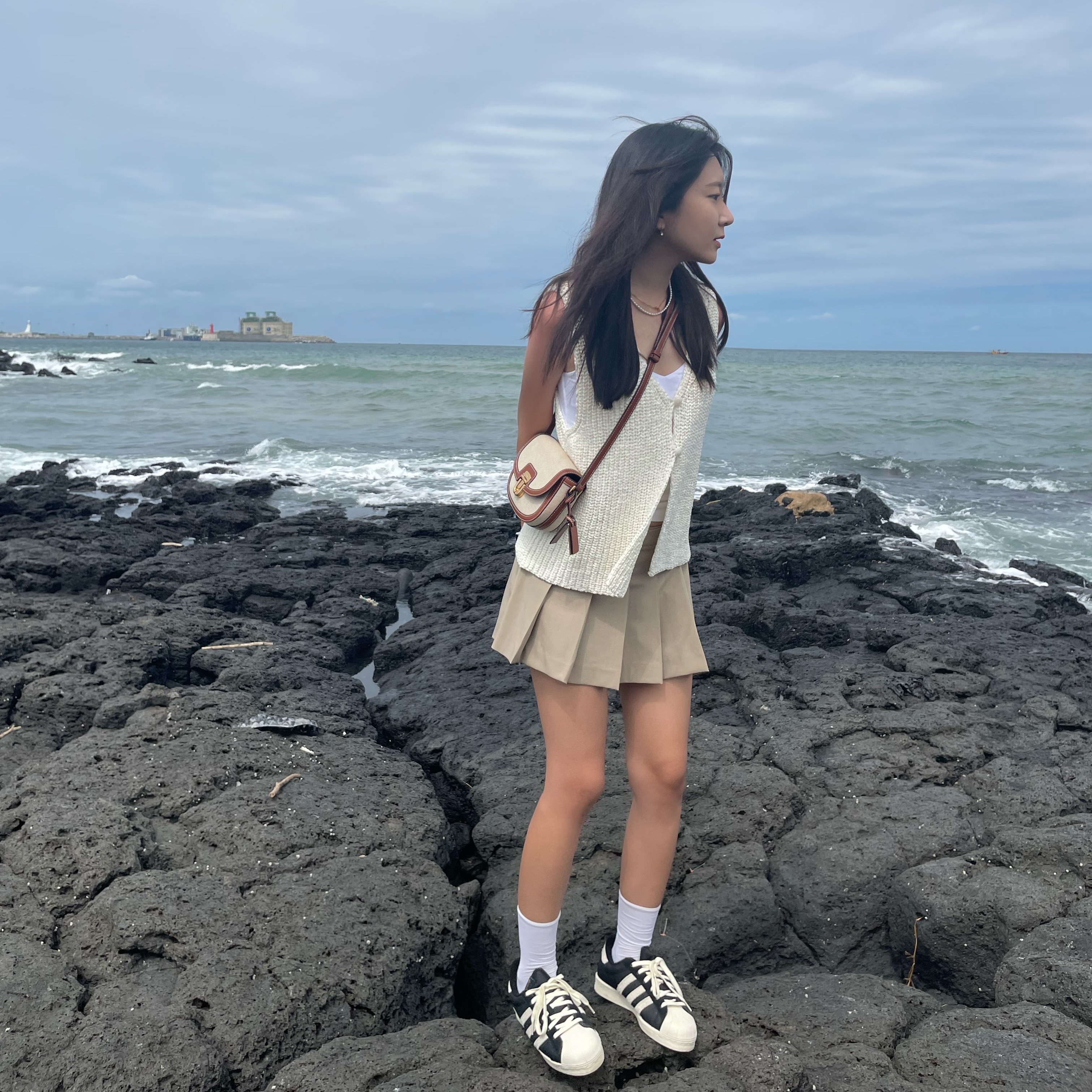 Adidas Superstar 82 Black White 착용 스타일 - 1