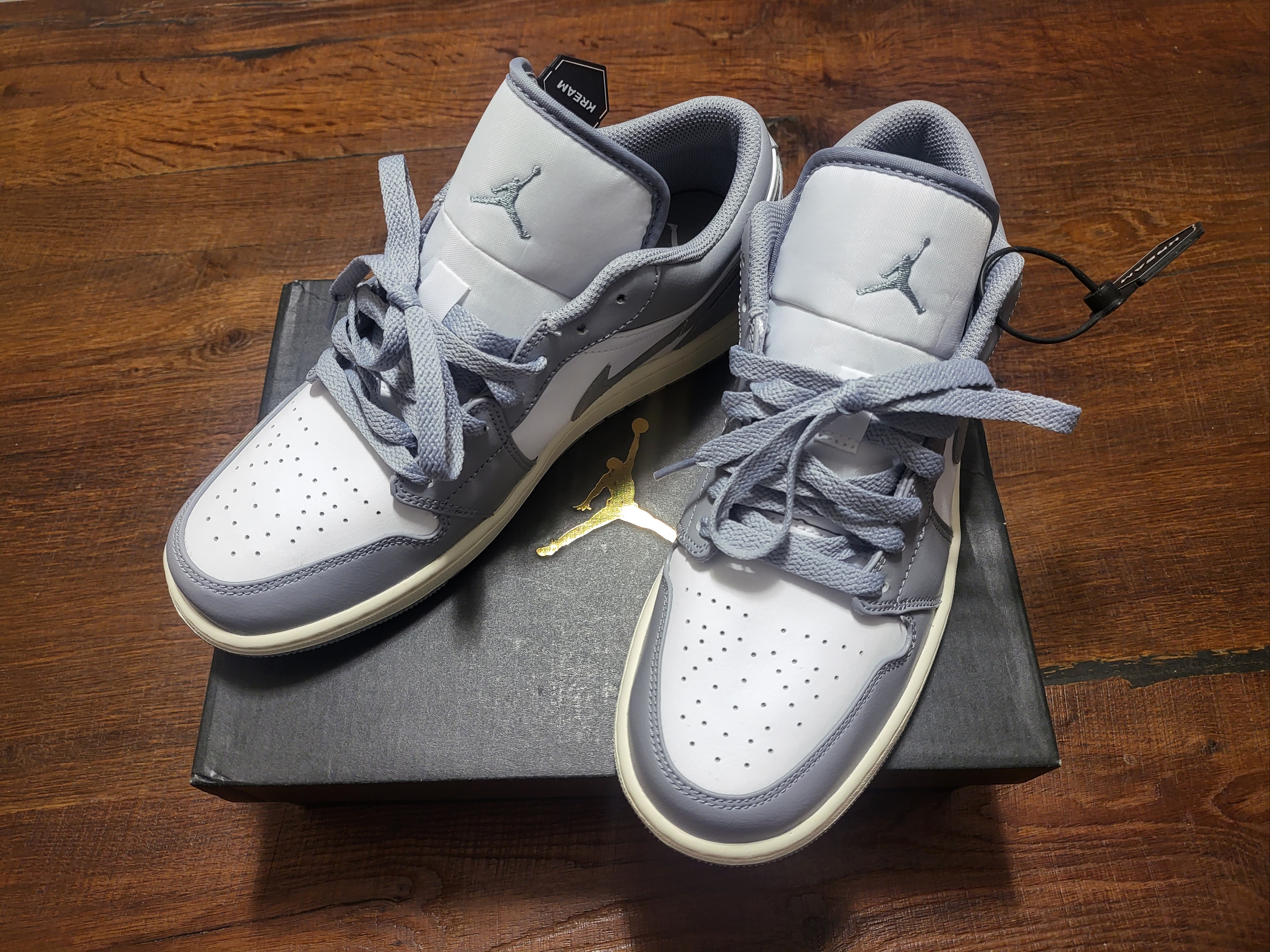 Jordan 1 Low Stealth and White 착용 스타일