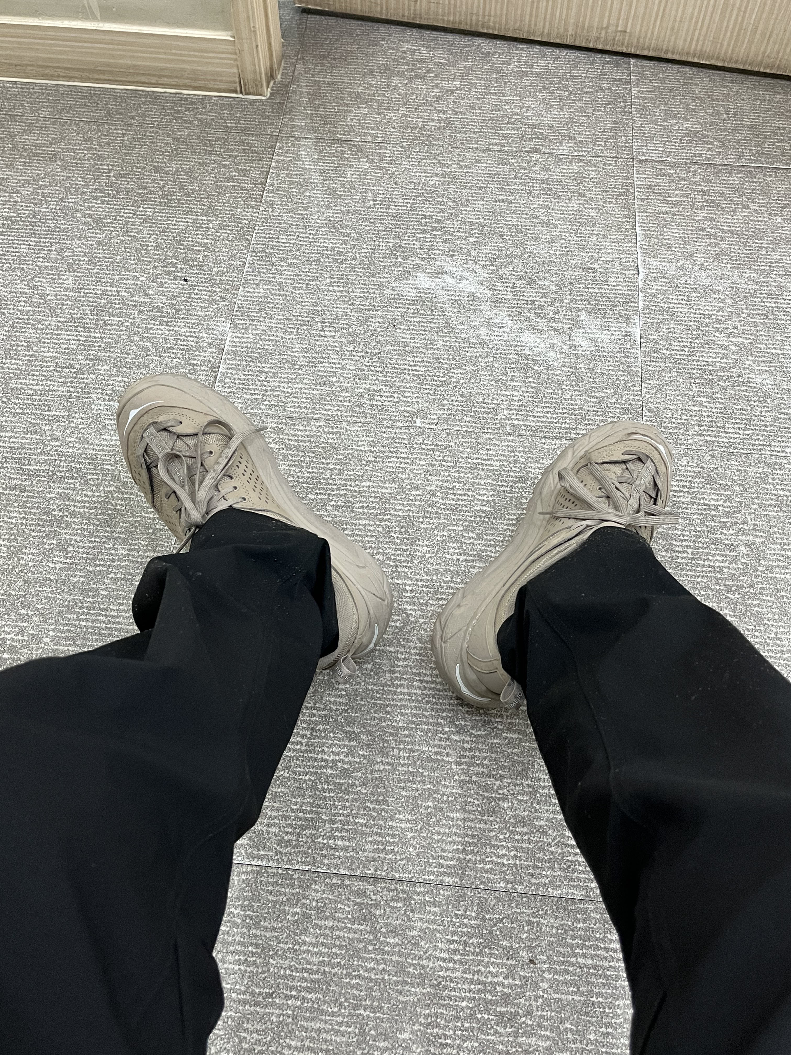Hoka Tor Ultra Low WP JP Simply Taupe 착용 스타일 - 1