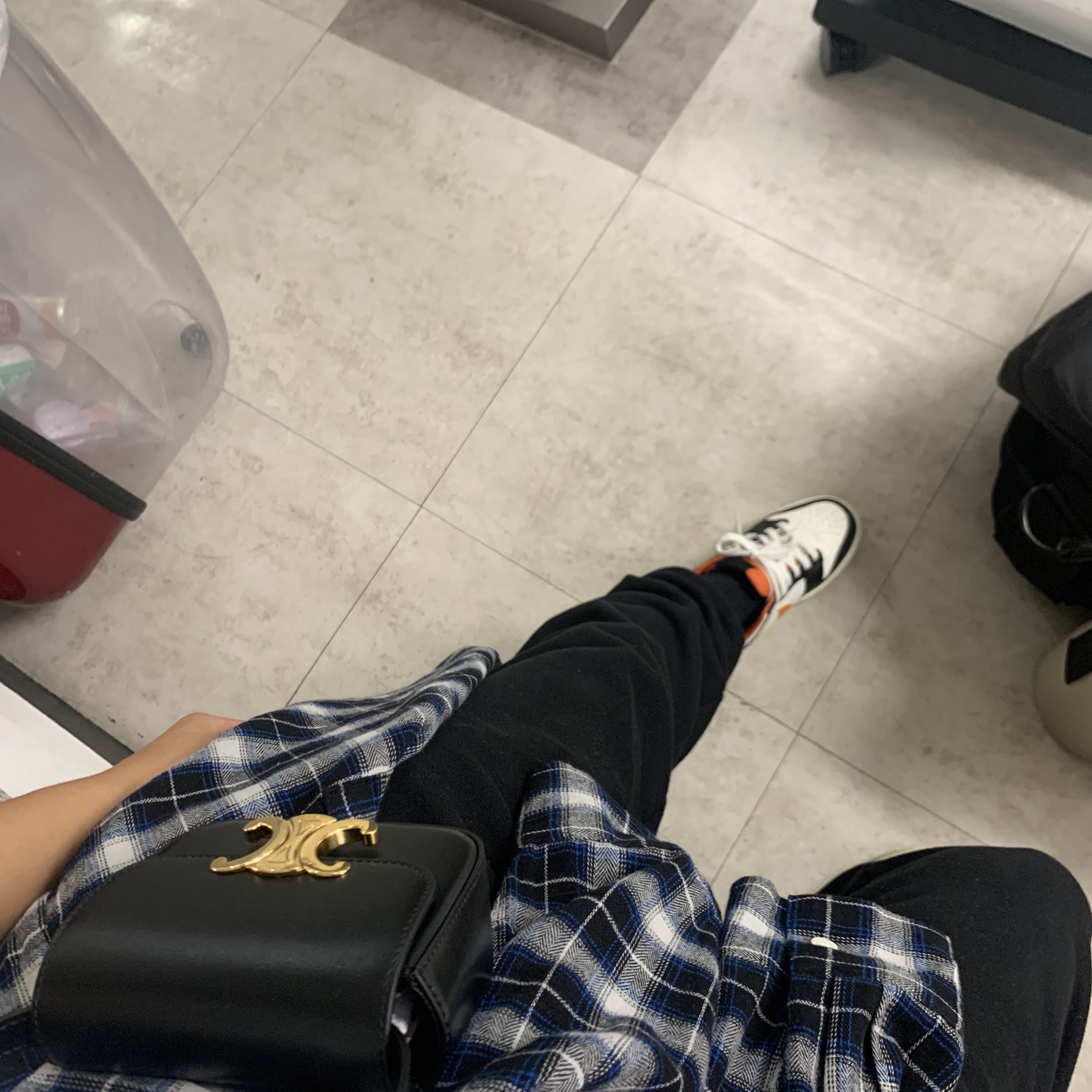 Celine Mini Claude in Shiny Calfskin Black, (GS) Nike Dunk Low PRM Halloween 착용 스타일